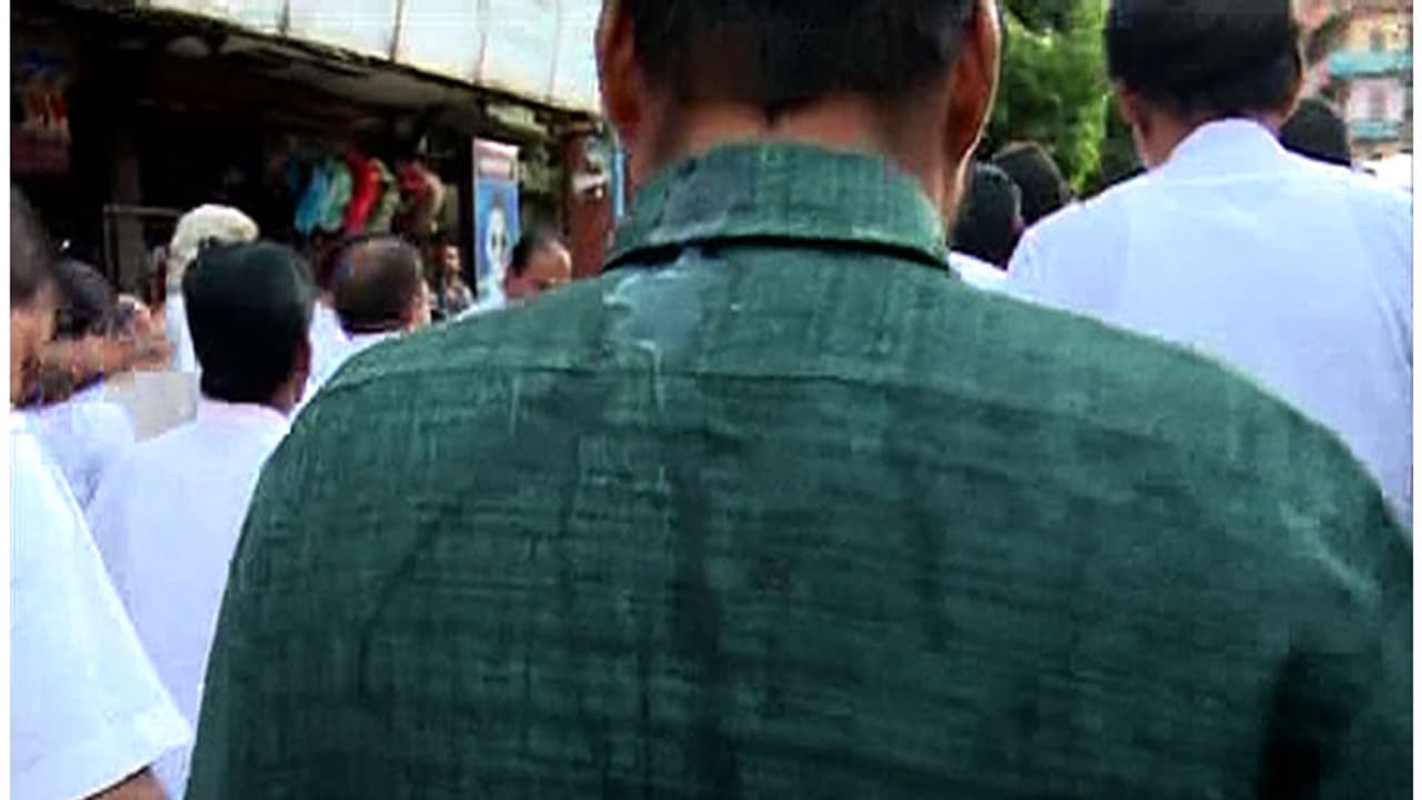 പത്തനംതിട്ടയില് കോണ്ഗ്രസ് റാലിയിലേക്ക് ചീമുട്ടയേറ് പത്തനംതിട്ടയില് കോണ്ഗ്രസ് റാലിയിലേക്ക് ചീമുട്ടയേറ്