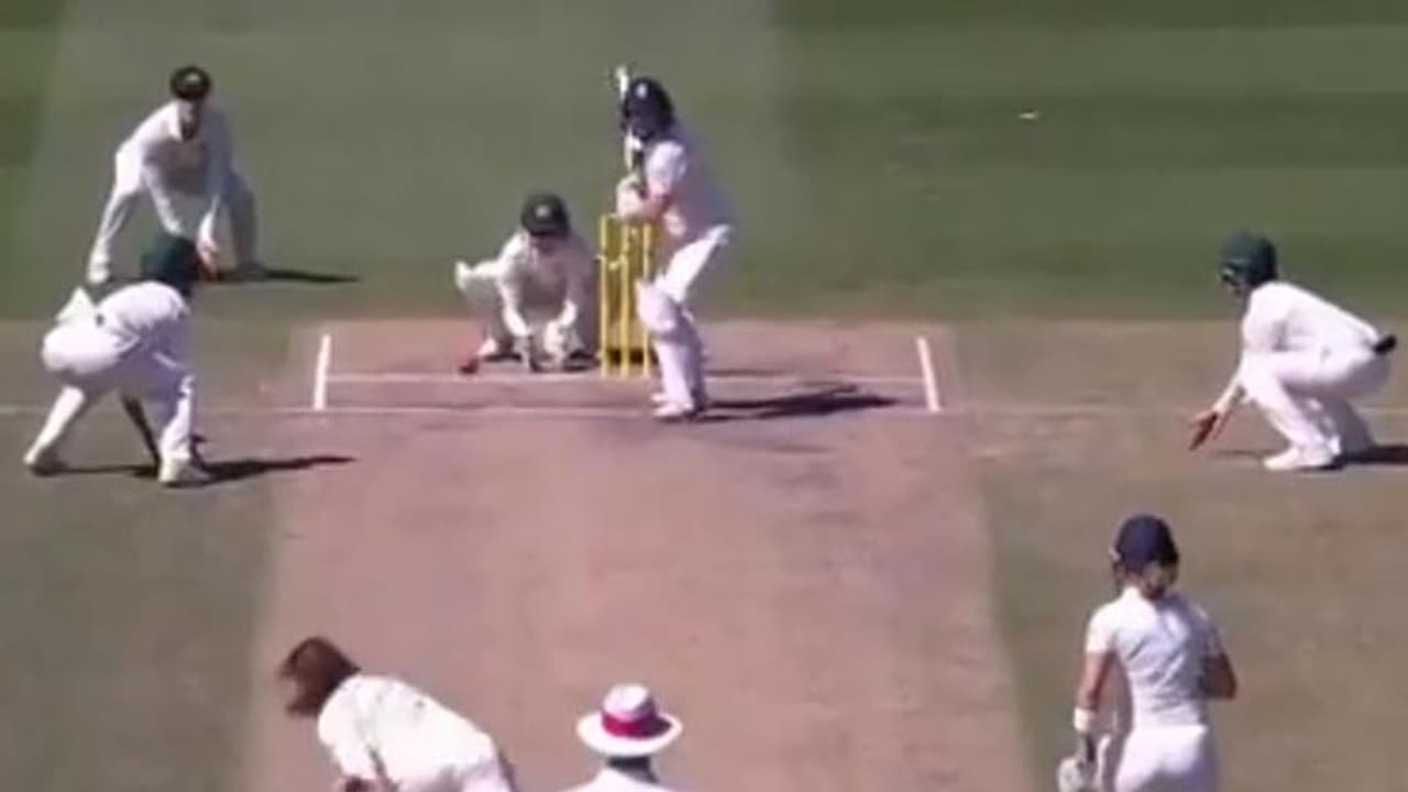 വനിതാ ആഷസിലും നൂറ്റാണ്ടിലെ പന്ത് വനിതാ ആഷസിലും നൂറ്റാണ്ടിലെ പന്ത്