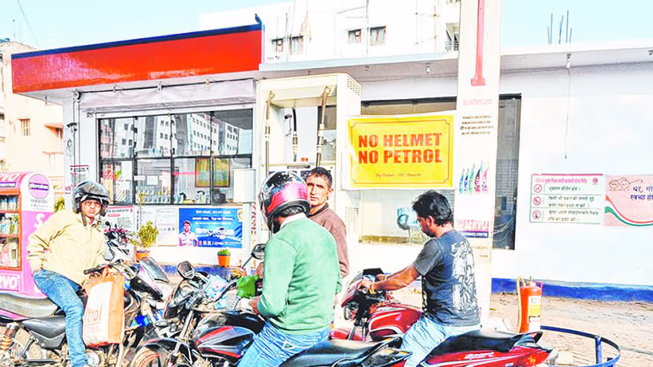 ಹೆಲ್ಮೆಟ್ ಇಲ್ಲದಿದ್ರೆ ಪೆಟ್ರೋಲ್ ಕೂಡ ಸಿಗಲ್ಲ ಜೂನ್ 1 ರಿಂದ ಹೊಸ ನೀತಿ!