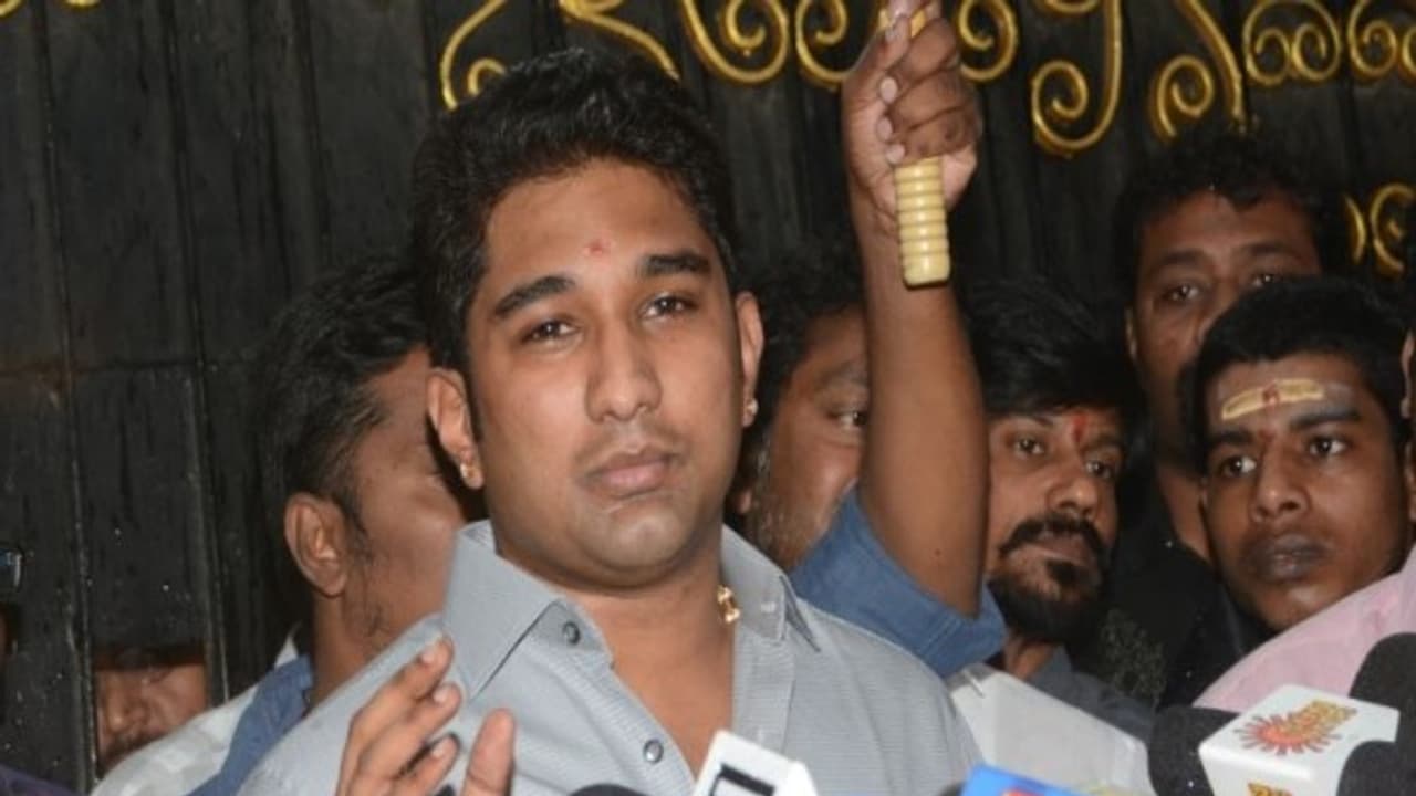 அதாவது "வரி கட்டிட்டா பிளாக் மணி ஒயிட்டாயிடும் ...அப்படிதானே..!? சரி அப்படியே செஞ்சுடுறேன்...விவேக் புது விளக்கம்..! அதாவது "வரி கட்டிட்டா பிளாக் மணி ஒயிட்டாயிடும் ...அப்படிதானே..!? சரி அப்படியே செஞ்சுடுறேன்...விவேக் புது விளக்கம்..!