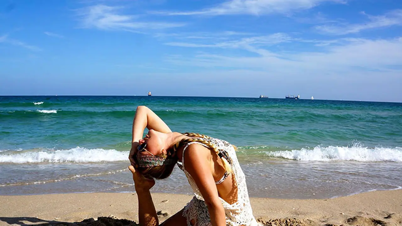 Man asks girlfriend to marry him mid yoga pose Man asks girlfriend to marry him mid yoga pose