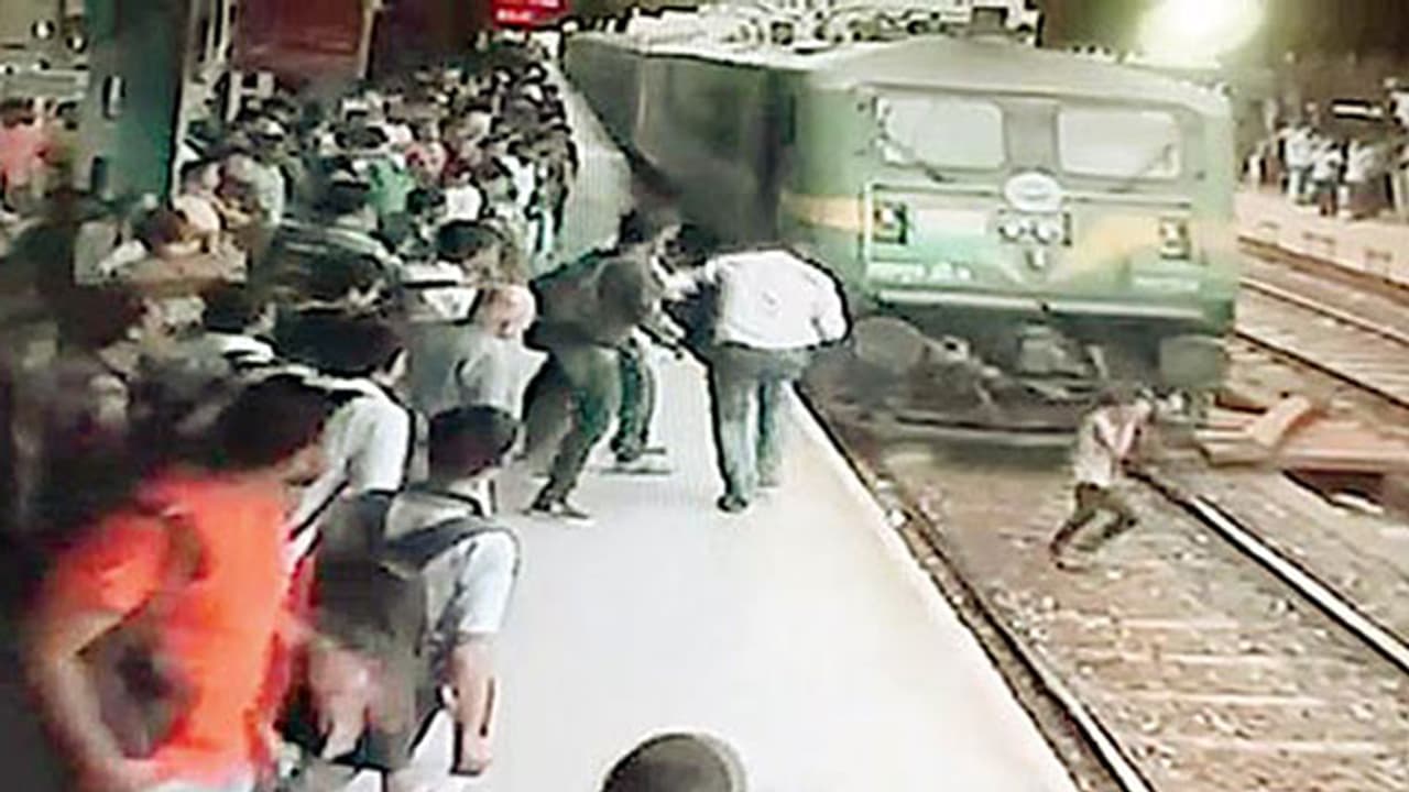 പാളം മുറിച്ച് കടക്കവേ ട്രെയിനിനടിയില് വീണു; 19 കാരിയുടെ അത്ഭുതകരമായ രക്ഷപ്പെടല് പാളം മുറിച്ച് കടക്കവേ ട്രെയിനിനടിയില് വീണു; 19 കാരിയുടെ അത്ഭുതകരമായ രക്ഷപ്പെടല്