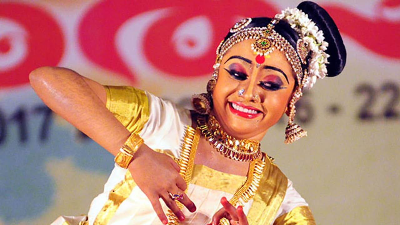 കലോത്സവം ഫോട്ടോ ഫിനിഷിലേക്ക്; സ്വർണക്കപ്പിനായി ഇഞ്ചോടിഞ്ച് പോരാട്ടം കലോത്സവം ഫോട്ടോ ഫിനിഷിലേക്ക്; സ്വർണക്കപ്പിനായി ഇഞ്ചോടിഞ്ച് പോരാട്ടം