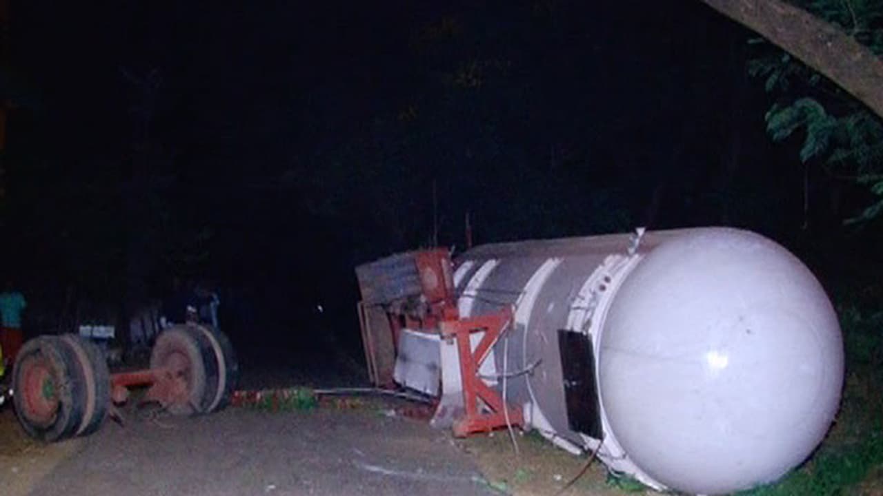 കുറ്റിപ്പുറത്ത് പാചകവാതക ടാങ്കര് മറിഞ്ഞു; പ്രദേശത്ത് ജാഗ്രത കുറ്റിപ്പുറത്ത് പാചകവാതക ടാങ്കര് മറിഞ്ഞു; പ്രദേശത്ത് ജാഗ്രത