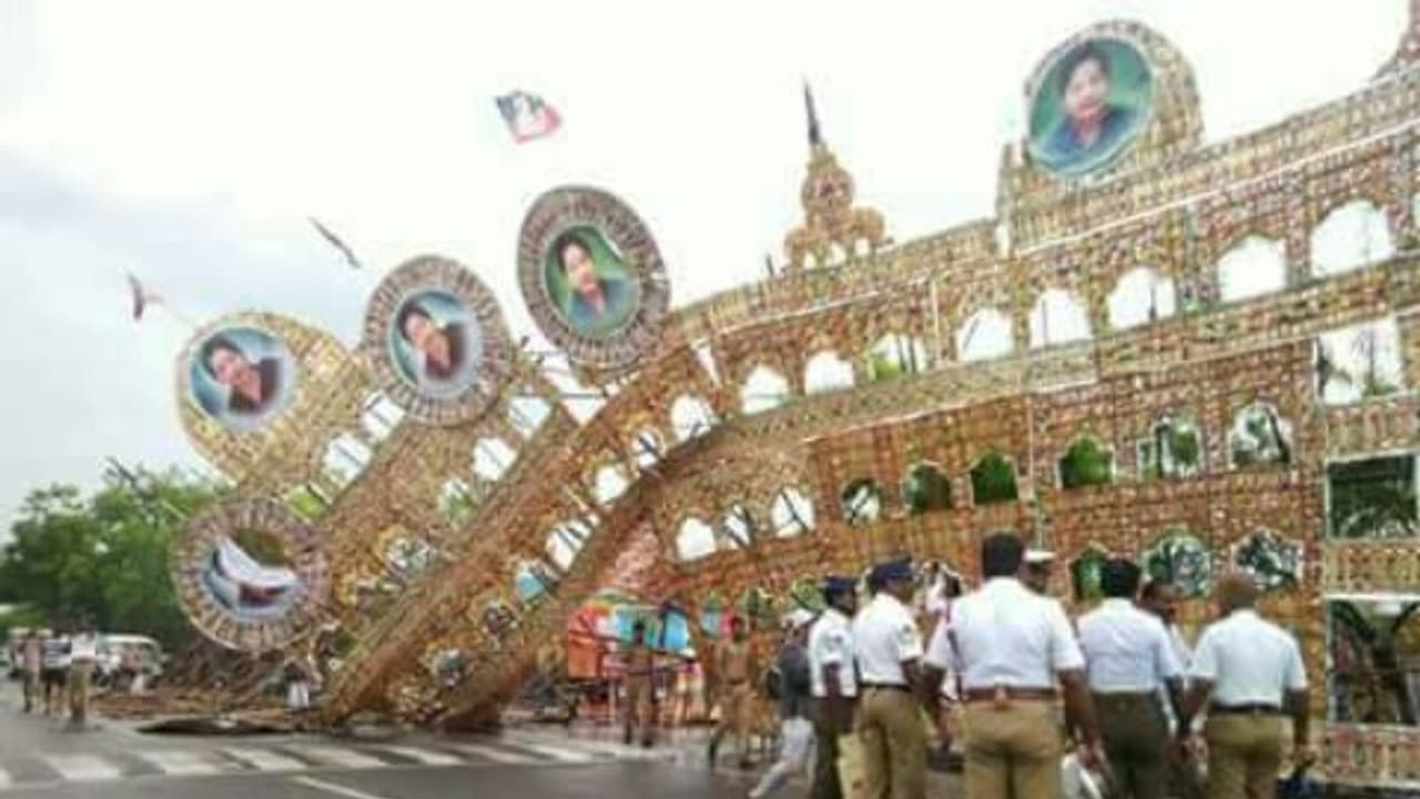 விழாவா கொண்டாடுறீங்க... பேனரை எல்லாம் தூக்குங்க... இளைஞர் மரணத்தால் ஆக்ஷனில் இறங்கிய ஹைகோர்ட்! விழாவா கொண்டாடுறீங்க... பேனரை எல்லாம் தூக்குங்க... இளைஞர் மரணத்தால் ஆக்ஷனில் இறங்கிய ஹைகோர்ட்!