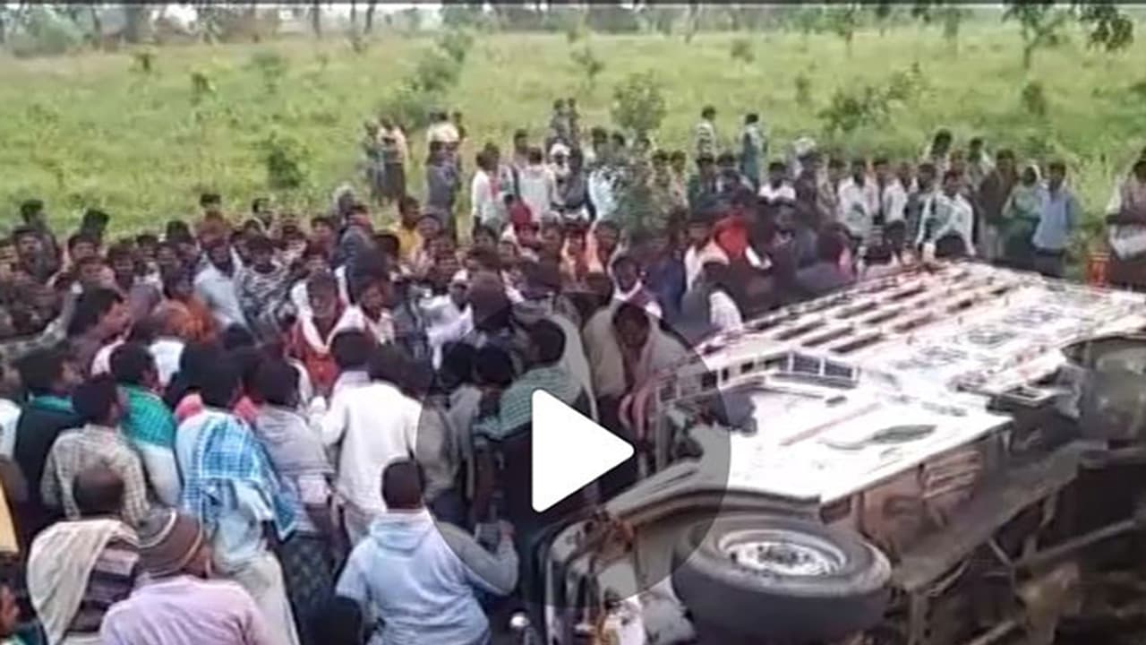 జోగులాంబ గద్వాల జిల్లాలో రోడ్డు ప్రమాదం (వీడియో) జోగులాంబ గద్వాల జిల్లాలో రోడ్డు ప్రమాదం (వీడియో)