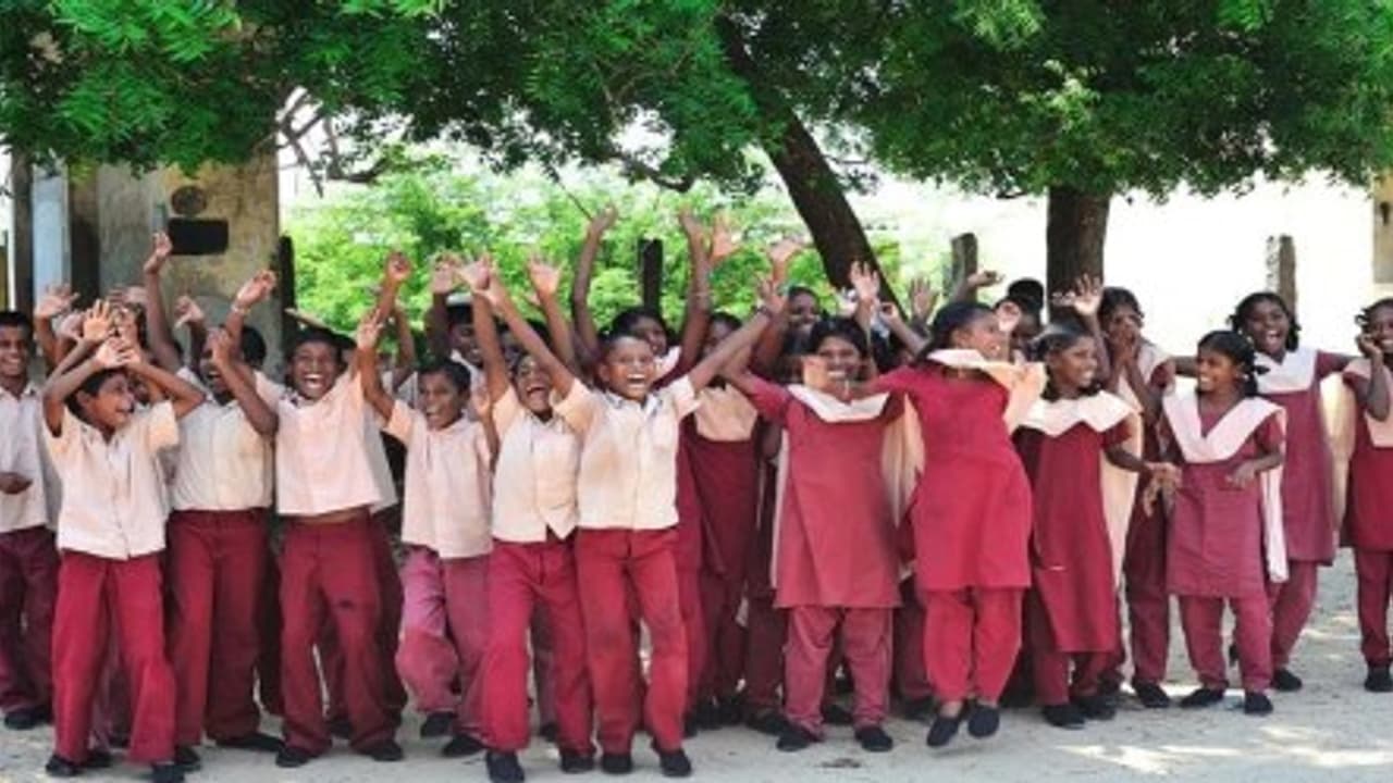 வருகிறது பள்ளி பாடத்திட்டங்களில் மாற்றம் 9 பேர் கொண்ட குழு அமைப்பு!