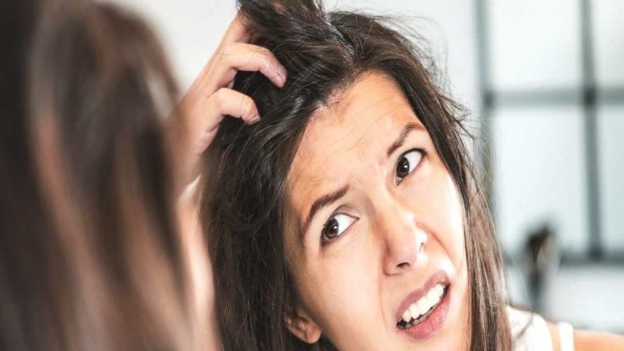 சோறு வடித்த தண்ணீரை வைத்து பொடுகை இருந்த இடம் தெரியாமல் ஆக்கலாம். எப்படி? 