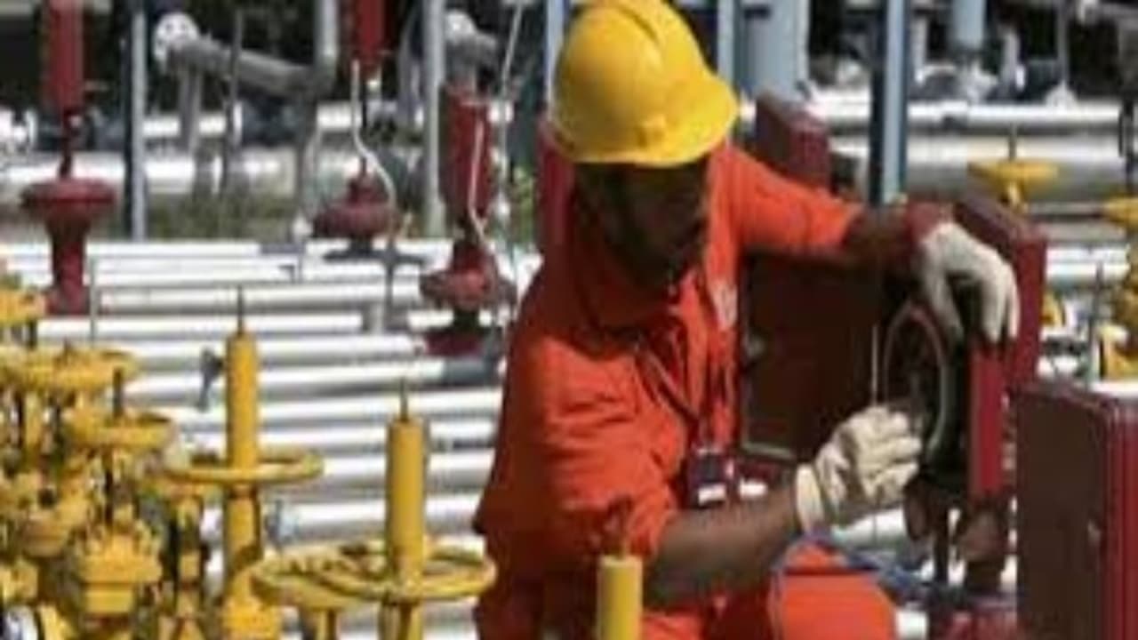 పాశర్లపూడి వద్ద ఓఎన్జీసీ గ్యాస్ పైప్ లైన్ లీకేజీ: మరమ్మత్తులు చేపట్టిన అధికారులు పాశర్లపూడి వద్ద ఓఎన్జీసీ గ్యాస్ పైప్ లైన్ లీకేజీ: మరమ్మత్తులు చేపట్టిన అధికారులు