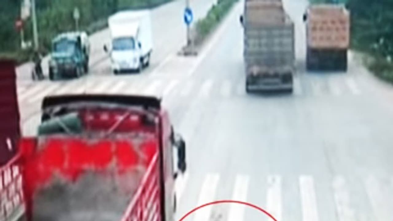 ട്രക്കിന്റെ അടിയില് നിന്ന് തലനാരിഴക്ക് രക്ഷപ്പെട്ട് ബൈക്ക് യാത്രികന്; വീഡിയോ കാണാം ട്രക്കിന്റെ അടിയില് നിന്ന് തലനാരിഴക്ക് രക്ഷപ്പെട്ട് ബൈക്ക് യാത്രികന്; വീഡിയോ കാണാം