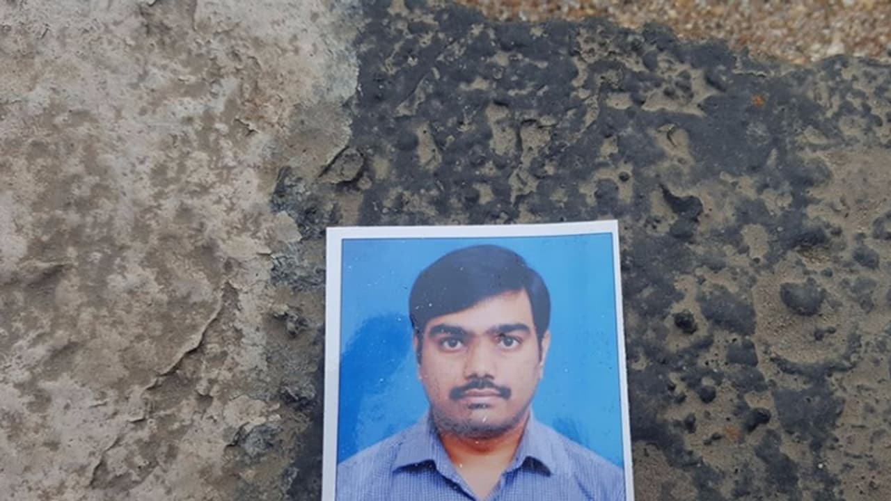 ನಿಂತಿದ್ದ ಕಾರಿಗೆ ಡಿಕ್ಕಿ ಹೊಡೆದವನ ಮೇಲೆ ಟ್ಯಾಂಕರ್ ಹರಿದು ಸಾವು ನಿಂತಿದ್ದ ಕಾರಿಗೆ ಡಿಕ್ಕಿ ಹೊಡೆದವನ ಮೇಲೆ ಟ್ಯಾಂಕರ್ ಹರಿದು ಸಾವು