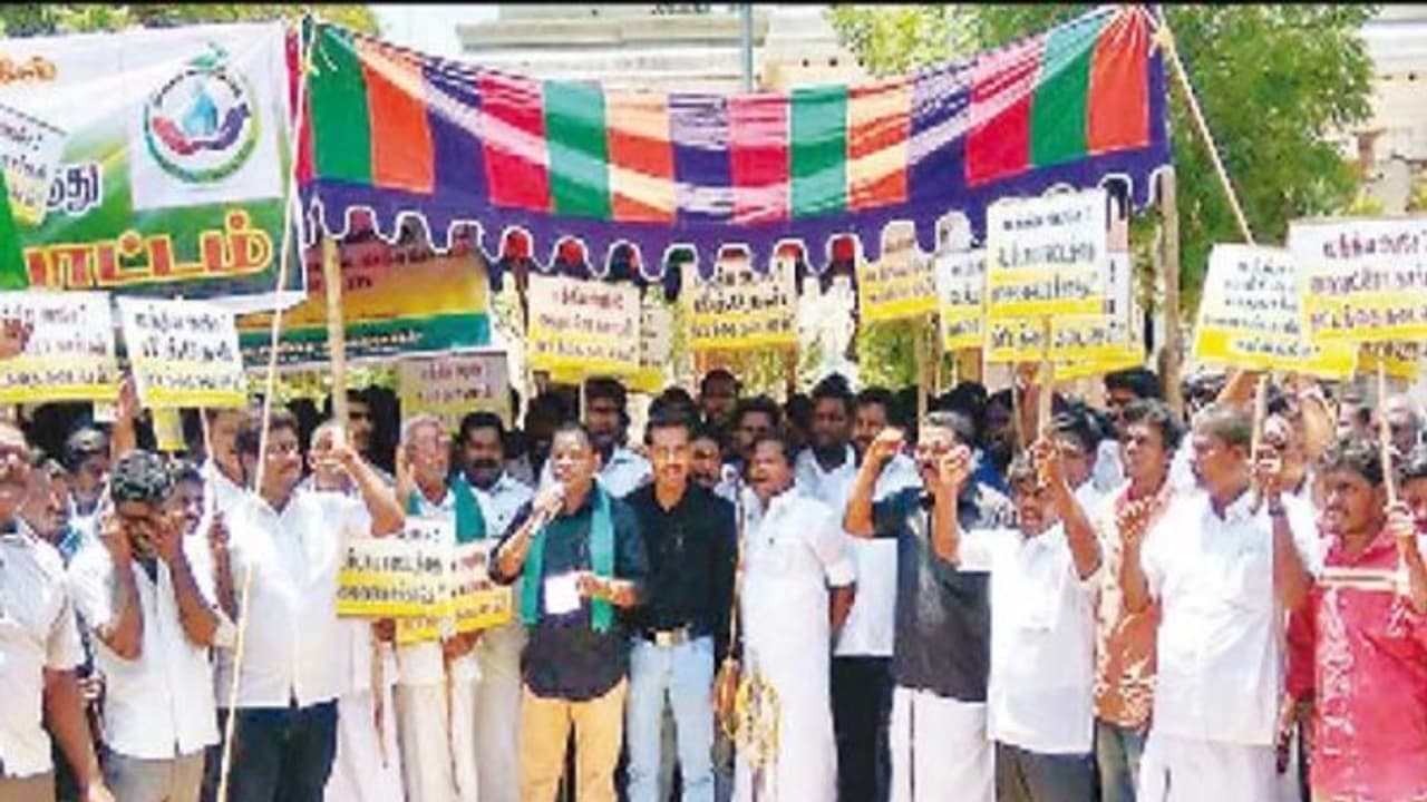 பெட்ரோலிய இரசாயன மண்டலம் அமைக்கும் உத்தரவை திரும்ப பெற வேண்டி போராட்டம்… பெட்ரோலிய இரசாயன மண்டலம் அமைக்கும் உத்தரவை திரும்ப பெற வேண்டி போராட்டம்…