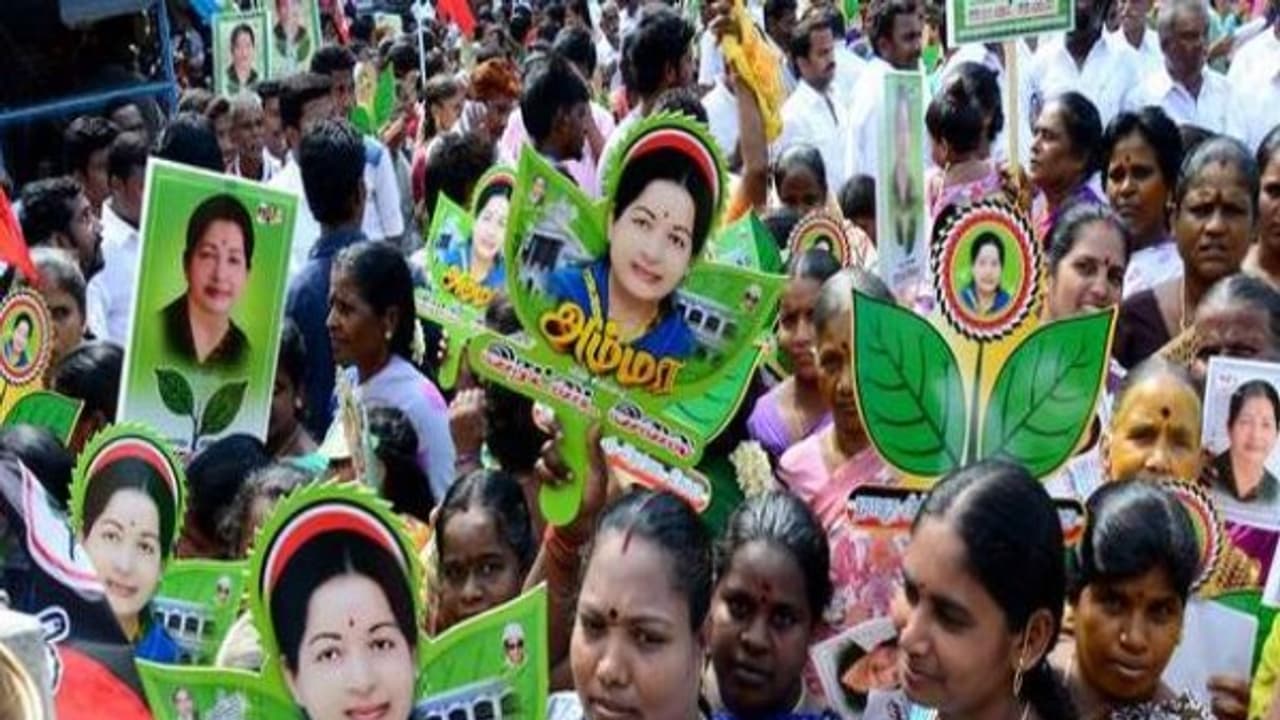 ஆர்.கே.நகர் இடைத் தேர்தலில் போட்டியிடப்போகும் ஆளும் கட்சி வேட்பாளர் யார்? ஆர்.கே.நகர் இடைத் தேர்தலில் போட்டியிடப்போகும் ஆளும் கட்சி வேட்பாளர் யார்?