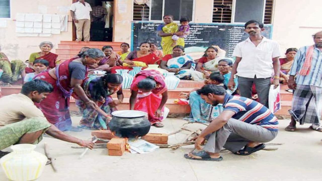 அடிப்படை வசதிகள் செய்து தரும் வரை சாப்பிடுறது, தூங்குறது எல்லாம் பஞ்சாயத்து அலுவலகத்தில்தான்… அடிப்படை வசதிகள் செய்து தரும் வரை சாப்பிடுறது, தூங்குறது எல்லாம் பஞ்சாயத்து அலுவலகத்தில்தான்…
