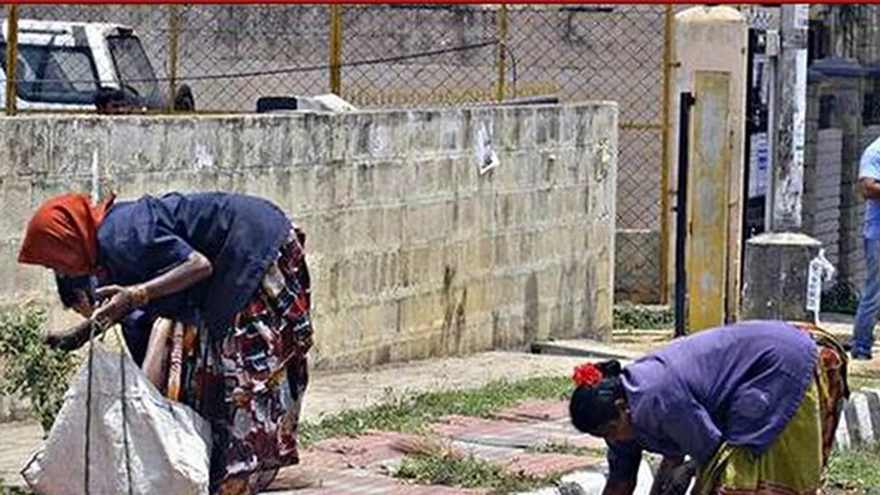 ಬಿಬಿಎಂಪಿ ಪೌರಕಾರ್ಮಿಕರಿಗೆ ಸಿಂಗಾಪುರ ಪ್ರವಾಸ ತೆರಳಲು ಸಿಎಂ ಬೀಳ್ಕೊಡುಗೆ ಬಿಬಿಎಂಪಿ ಪೌರಕಾರ್ಮಿಕರಿಗೆ ಸಿಂಗಾಪುರ ಪ್ರವಾಸ ತೆರಳಲು ಸಿಎಂ ಬೀಳ್ಕೊಡುಗೆ