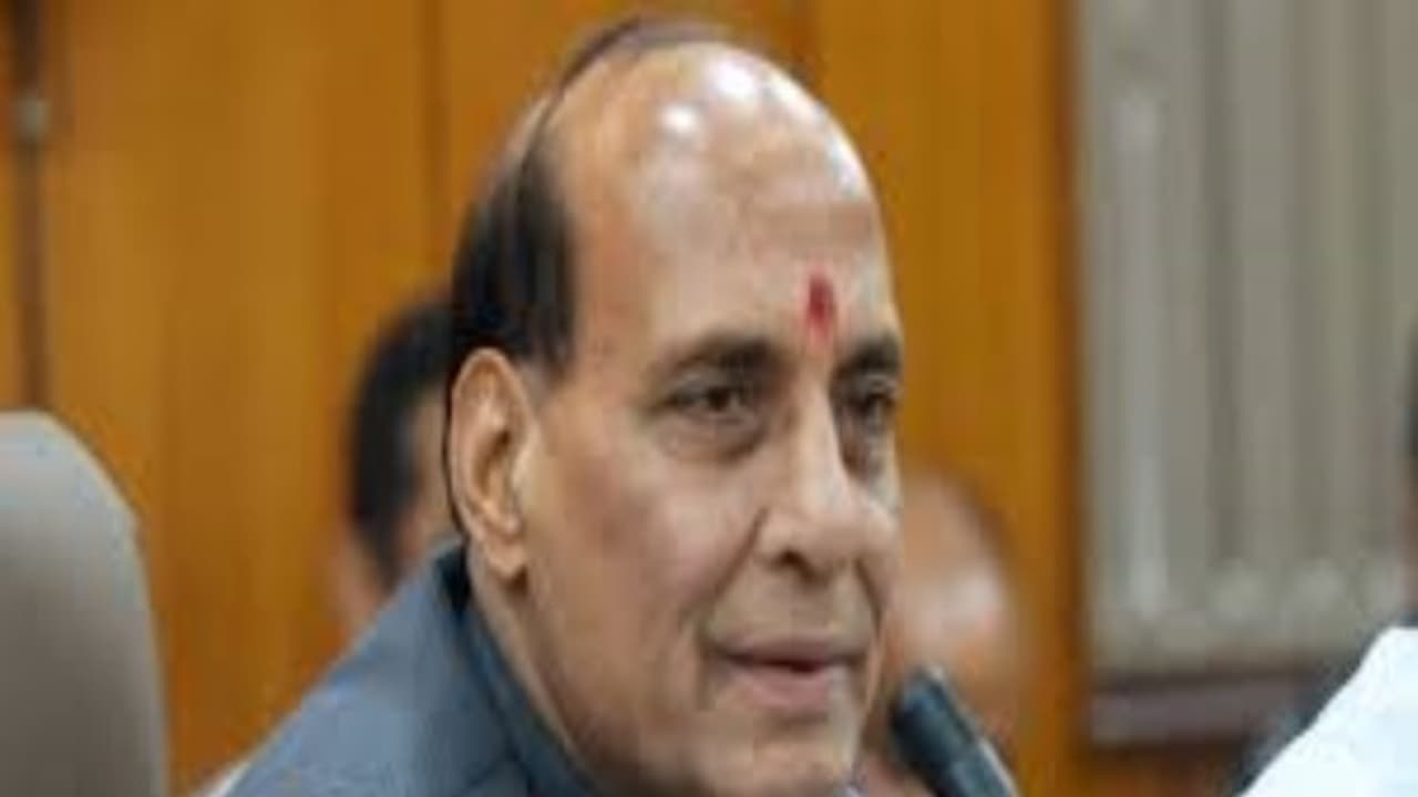 தமிழக அரசு கலைக்கப்படுமா ? வாய்ப்பே இல்லை என்கிறார் மத்திய அமைச்சர் ராஜ்நாத் சிங்!!! தமிழக அரசு கலைக்கப்படுமா ? வாய்ப்பே இல்லை என்கிறார் மத்திய அமைச்சர் ராஜ்நாத் சிங்!!!