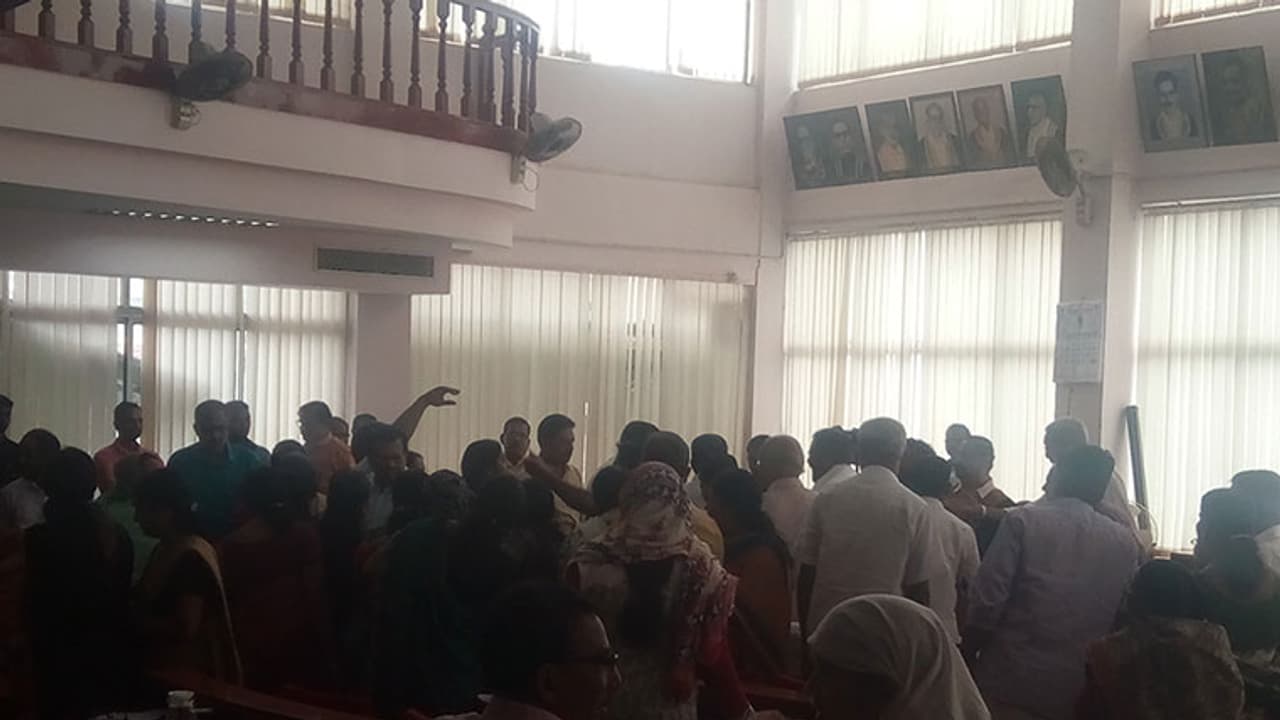 കോഴിക്കോട് കോർപ്പറേഷൻ ഓഫീസ് ആധുനികവത്ക്കരണം: കൗൺസിലിൽ വാക്കേറ്റവും പ്രതിഷേധവും കോഴിക്കോട് കോർപ്പറേഷൻ ഓഫീസ് ആധുനികവത്ക്കരണം: കൗൺസിലിൽ വാക്കേറ്റവും പ്രതിഷേധവും