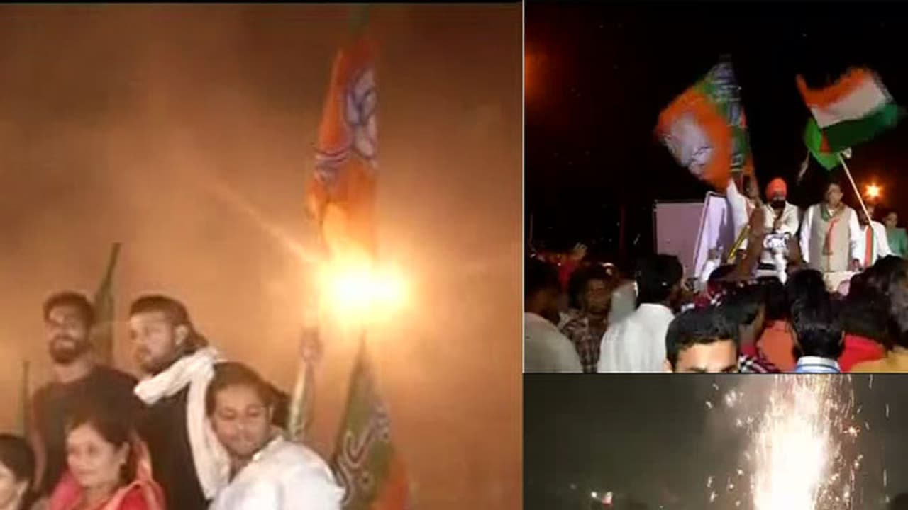 ದೇಶಾದ್ಯಂತ ಜಿಎಸ್'ಟಿ ಪದ್ಥತಿ ಜಾರಿ: ಸಂಸತ್ ಭವನದ ಮುಂದೆ ಕಾರ್ಯಕರ್ತರ ಸಂಭ್ರಮ ದೇಶಾದ್ಯಂತ ಜಿಎಸ್'ಟಿ ಪದ್ಥತಿ ಜಾರಿ: ಸಂಸತ್ ಭವನದ ಮುಂದೆ ಕಾರ್ಯಕರ್ತರ ಸಂಭ್ರಮ