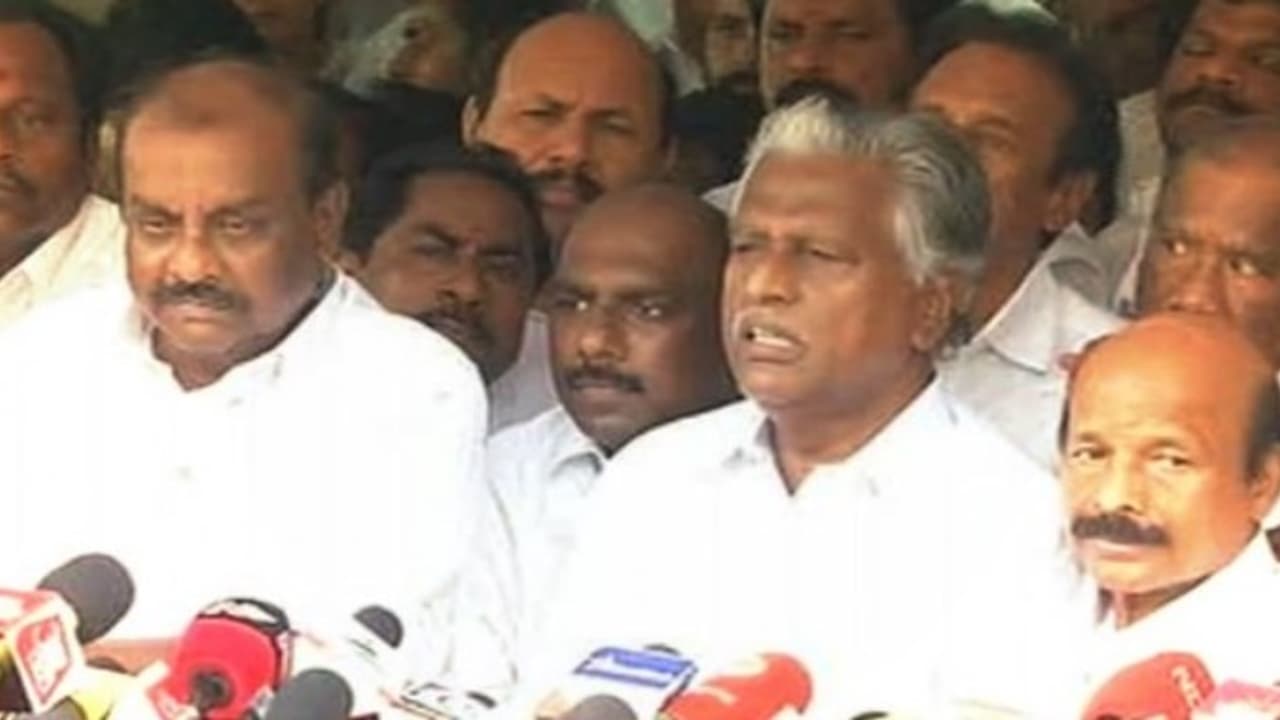 இணைப்பை டமால் டுமீல் ஆக்கிய ஒ.பி.எஸ்.அணி... சசிகலா குரூப்பின் நாடகத்தை முடிவுக்கு கொண்டு வந்த முனுசாமி இணைப்பை டமால் டுமீல் ஆக்கிய ஒ.பி.எஸ்.அணி... சசிகலா குரூப்பின் நாடகத்தை முடிவுக்கு கொண்டு வந்த முனுசாமி