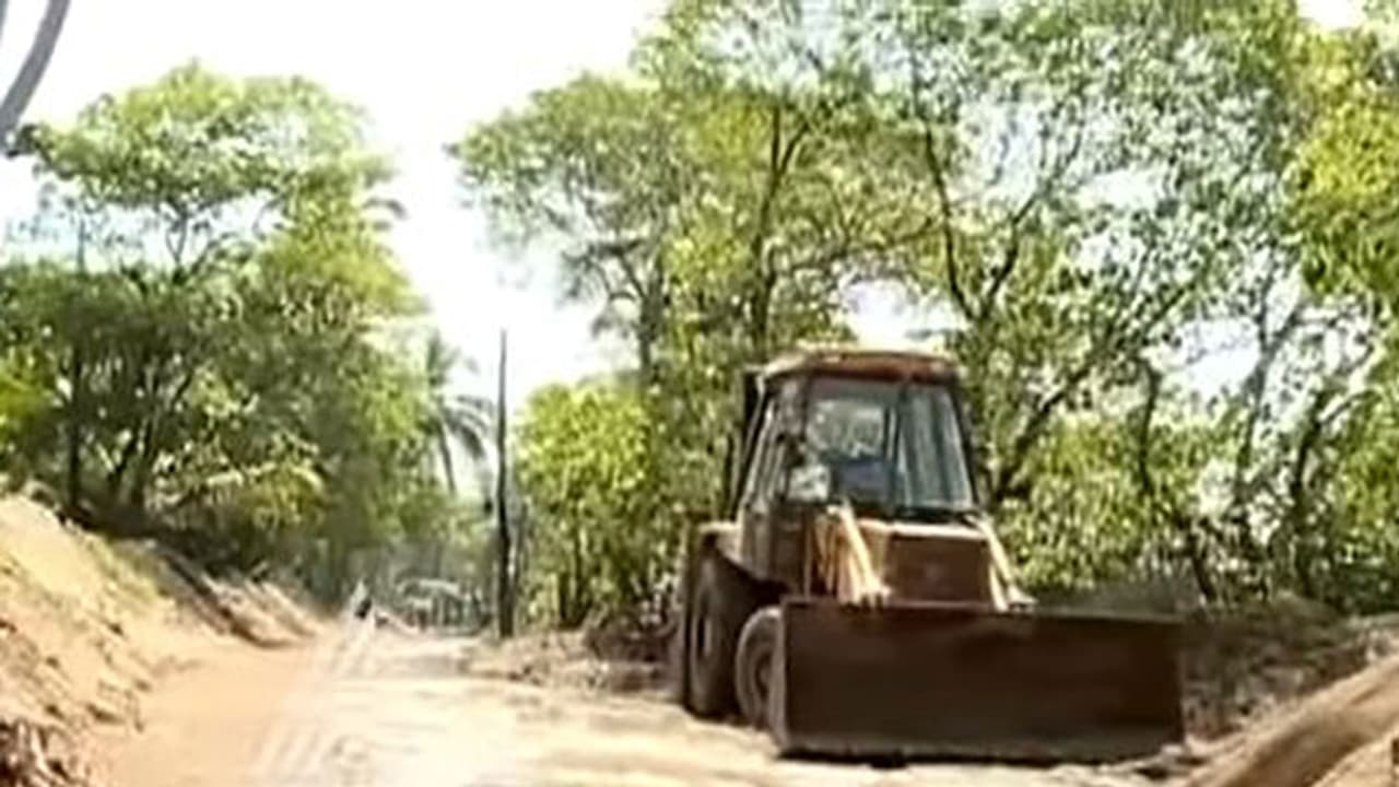 സുനാമി ദുരിതമകറ്റാന് ലഭിച്ചത് 12 കോടി; ഇന്നും റോഡുപോലുമില്ലാതെ എടവനക്കാട് ഗ്രാമം (വീഡിയോ) സുനാമി ദുരിതമകറ്റാന് ലഭിച്ചത് 12 കോടി; ഇന്നും റോഡുപോലുമില്ലാതെ എടവനക്കാട് ഗ്രാമം (വീഡിയോ)