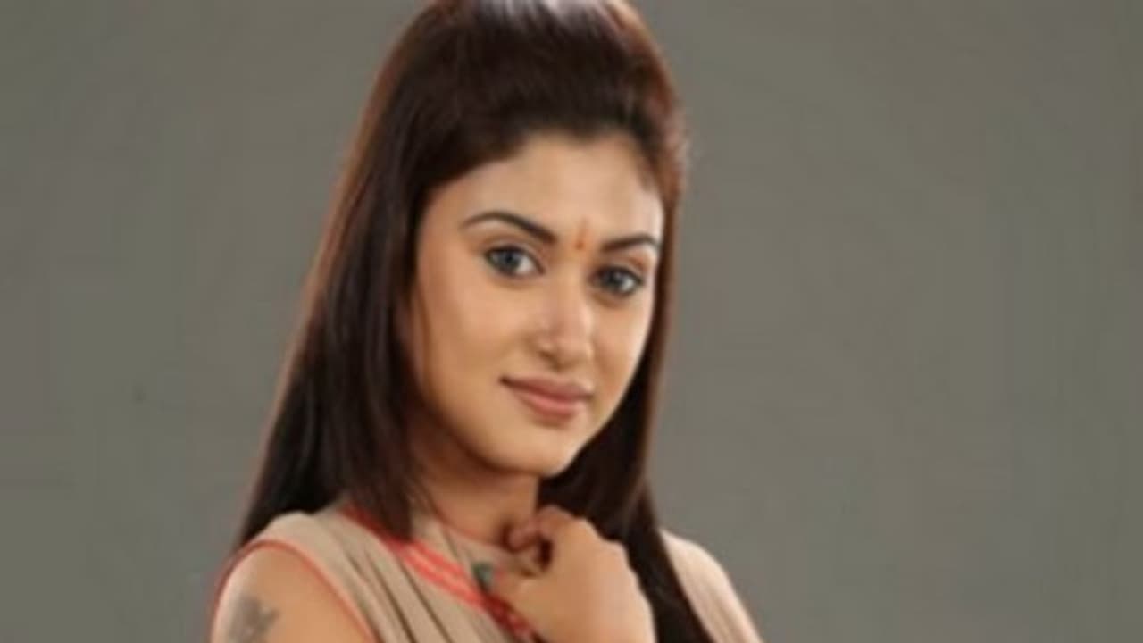 இருட்டு அறையில் முரட்டு குத்து – பிக்பாஸ் ஓவியா நடிக்கும் படத்தின் தலைப்புங்க… இருட்டு அறையில் முரட்டு குத்து – பிக்பாஸ் ஓவியா நடிக்கும் படத்தின் தலைப்புங்க…