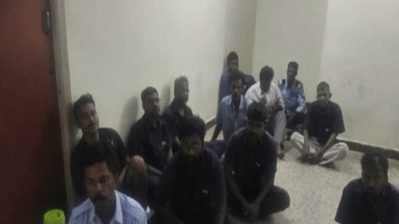 சிறுமி பலாத்கார வழக்கு; 17 பேருக்கும் 5 நாள் போலீஸ் காவல்...கிடுக்குப்பிடி விசாரணை நடத்த முடிவு! சிறுமி பலாத்கார வழக்கு; 17 பேருக்கும் 5 நாள் போலீஸ் காவல்...கிடுக்குப்பிடி விசாரணை நடத்த முடிவு!