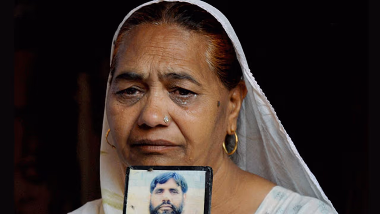 Family of dead Indian prisoner in Pakistan stages protest at Attari Family of dead Indian prisoner in Pakistan stages protest at Attari