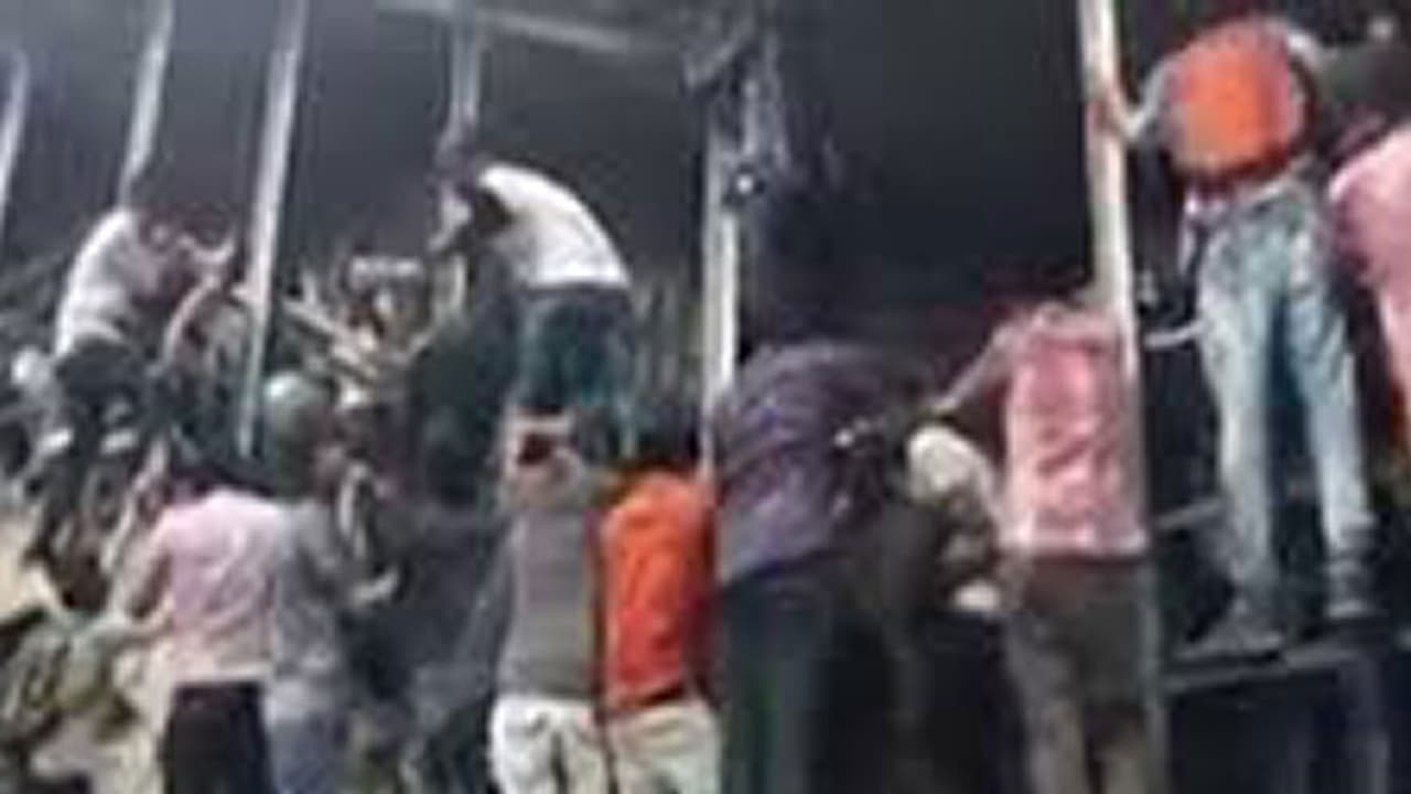 ಮುಂಬೈ ಪ್ರಭಾದೇವಿ ನಿಲ್ದಾಣದಲ್ಲಿ ಕಾಲ್ತುಳಿತ ದುರಂತ; 22 ಜನರ ಸಾವು ಮುಂಬೈ ಪ್ರಭಾದೇವಿ ನಿಲ್ದಾಣದಲ್ಲಿ ಕಾಲ್ತುಳಿತ ದುರಂತ; 22 ಜನರ ಸಾವು