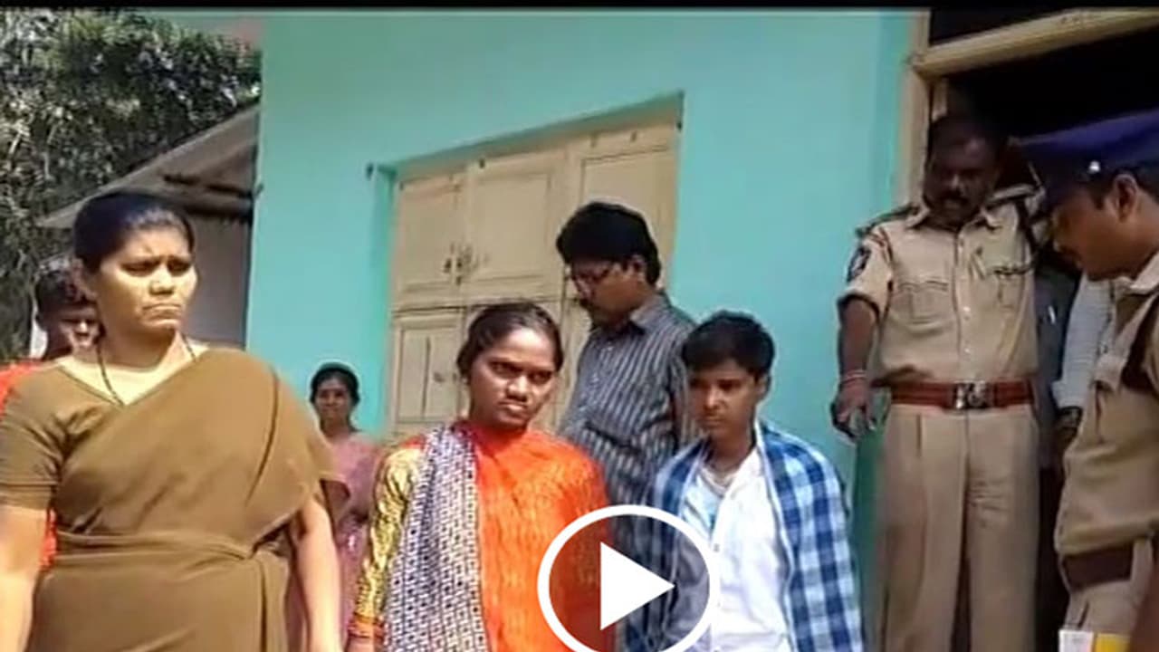 ఈ అమ్మాయి ముగ్గురమ్మాయిల్ని పెళ్లి చేసుకుంది (వీడియో) ఈ అమ్మాయి ముగ్గురమ్మాయిల్ని పెళ్లి చేసుకుంది (వీడియో)