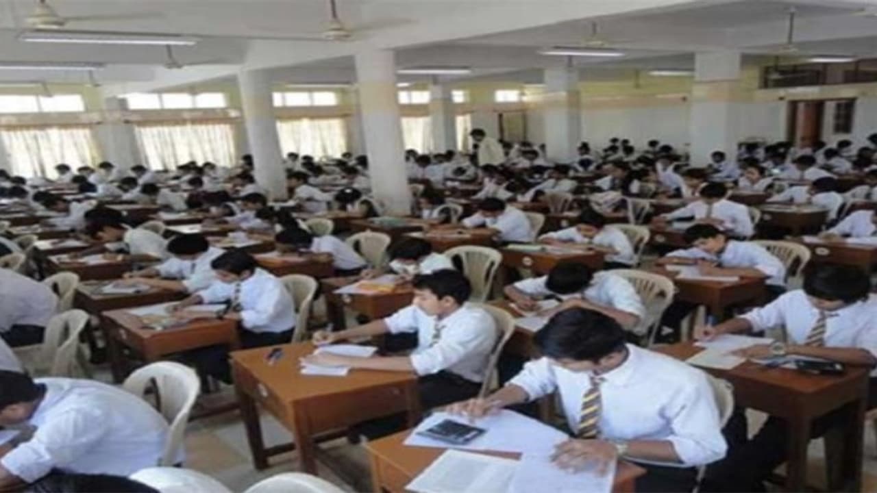 12 ம் வகுப்பில் கருணை மதிப்பெண் கிடையாது… மாணவ,மாணவிகள் தேர்ச்சி வீதம் குறையுமா? 12 ம் வகுப்பில் கருணை மதிப்பெண் கிடையாது… மாணவ,மாணவிகள் தேர்ச்சி வீதம் குறையுமா?