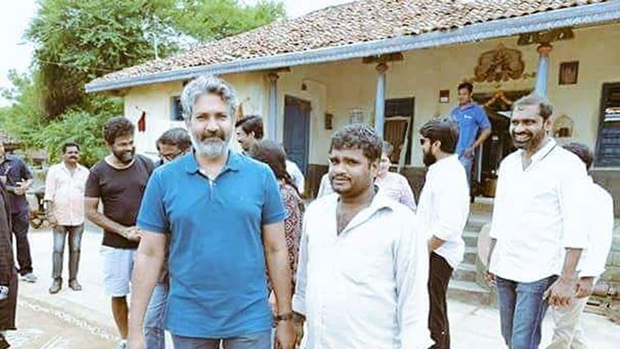 రాజమౌళి కి ఏం పని లేదా.. రంగస్థలం సెట్స్ కు పదే పదే వెళ్తున్నాడు.. రీజన్ రాజమౌళి కి ఏం పని లేదా.. రంగస్థలం సెట్స్ కు పదే పదే వెళ్తున్నాడు.. రీజన్