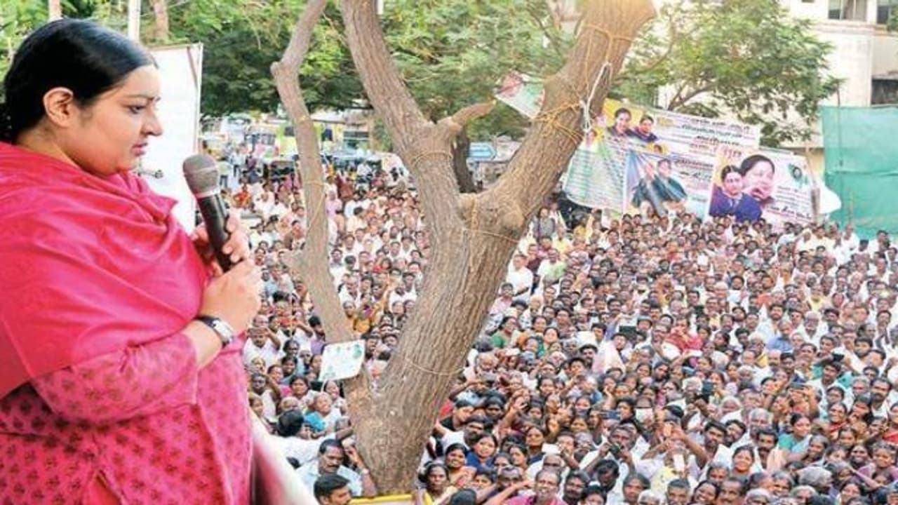 முழு வீச்சில் களத்தில் குதித்தார் தீபா சசிகலா எதிர்ப்பு தீவிரமாகும் என அறிவிப்பு முழு வீச்சில் களத்தில் குதித்தார் தீபா சசிகலா எதிர்ப்பு தீவிரமாகும் என அறிவிப்பு