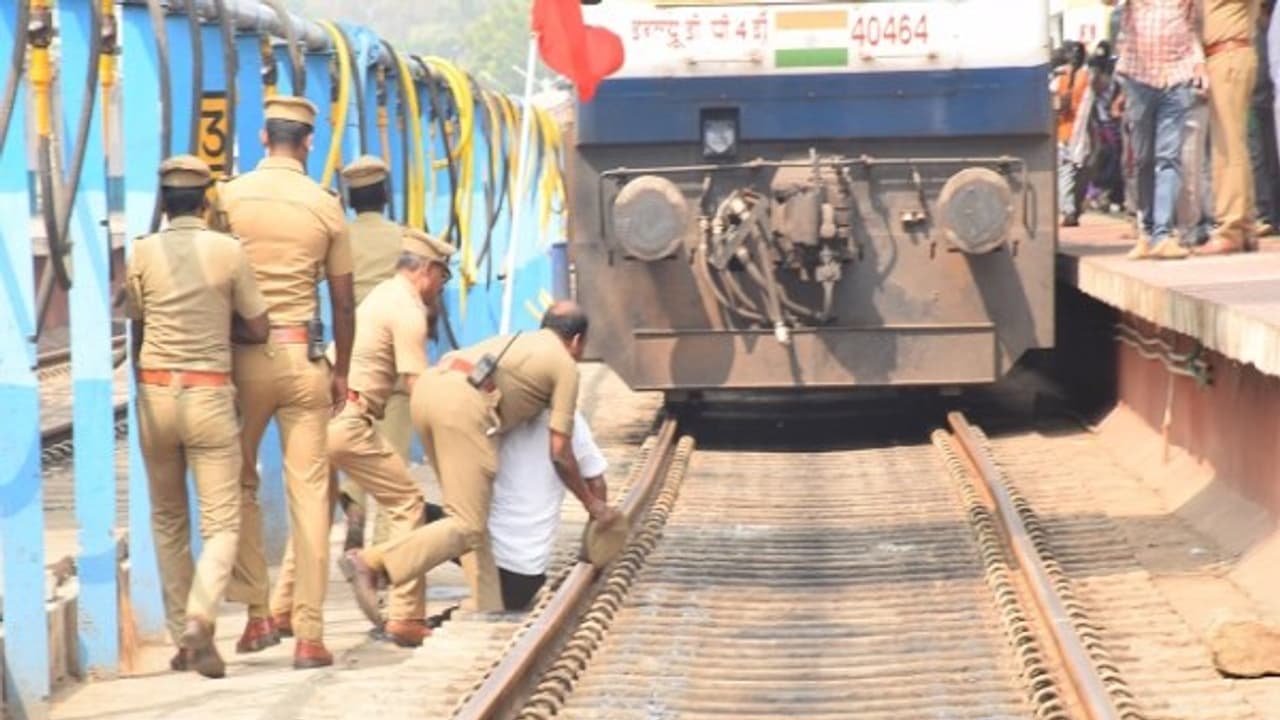 ரயில் முன் பாய்ந்த போராட்டக்காரர்! பாய்ந்து காப்பாற்றிய போலீஸ்! அதிர்ச்சியில் உறைந்த வைகோ! ரயில் முன் பாய்ந்த போராட்டக்காரர்! பாய்ந்து காப்பாற்றிய போலீஸ்! அதிர்ச்சியில் உறைந்த வைகோ!