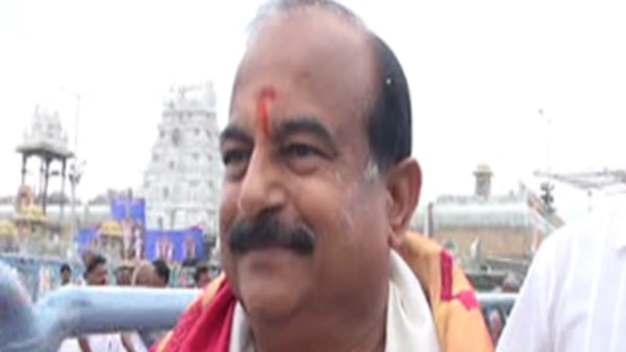 ஏழுமலையான் புண்ணியத்தில் தமிழக மக்கள் நலமுடன் இருக்கிறார்கள்! அமைச்சர் கே.சி. கருப்பண்ணன்! ஏழுமலையான் புண்ணியத்தில் தமிழக மக்கள் நலமுடன் இருக்கிறார்கள்! அமைச்சர் கே.சி. கருப்பண்ணன்!