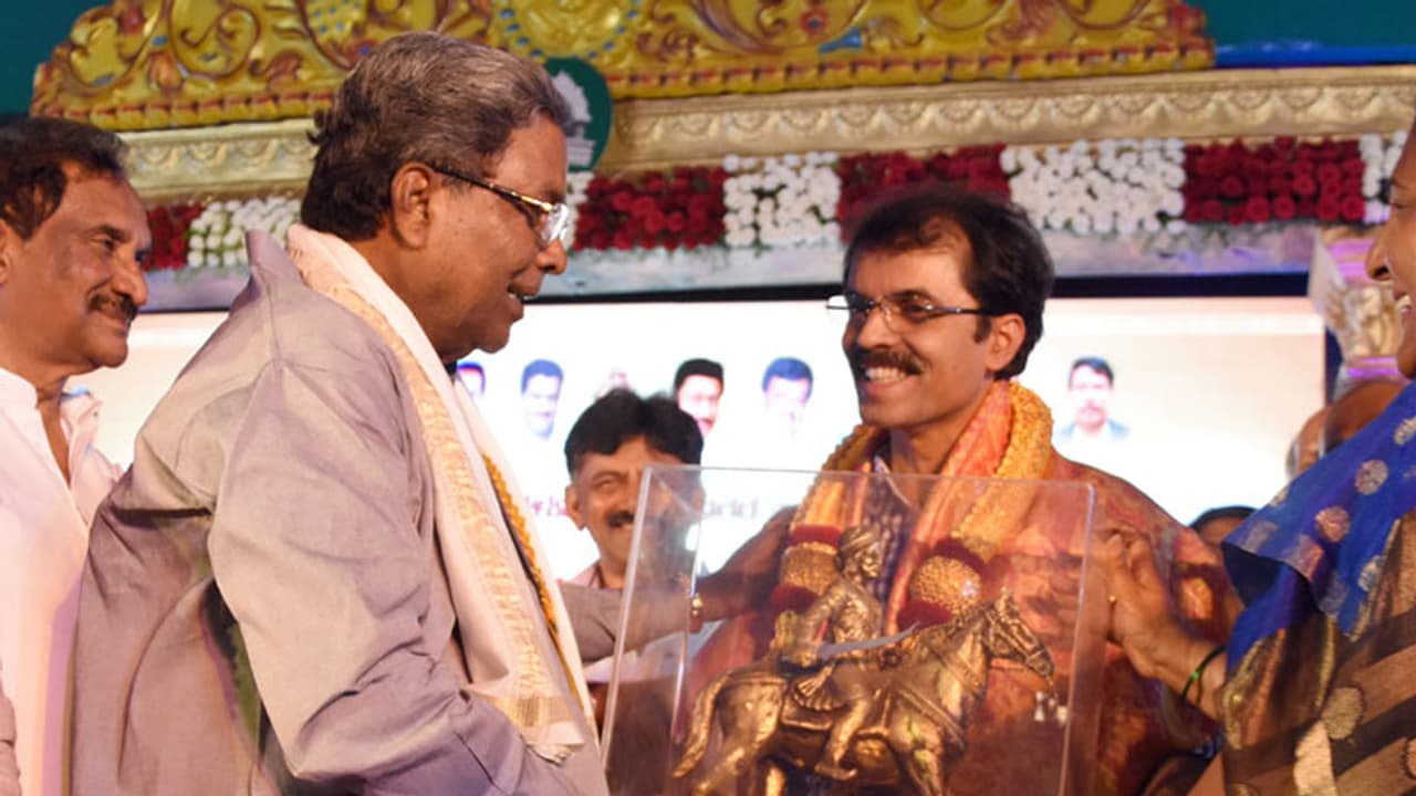 ಕನ್ನಡಪ್ರಭ ಪ್ರಧಾನ ಸಂಪಾದಕ ರವಿ ಹೆಗ್ಡೆಗೆ ನಾಡಪ್ರಭು ಕೆಂಪೇಗೌಡ ಪ್ರಶಸ್ತಿ