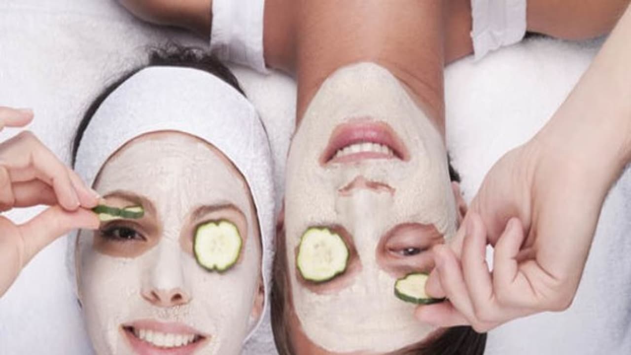 எளிய இயற்கை முறையில், குறைந்த செலவில் வீட்டிலேயே ஃபேசியல் செய்யலாம். எப்படி? எளிய இயற்கை முறையில், குறைந்த செலவில் வீட்டிலேயே ஃபேசியல் செய்யலாம். எப்படி?