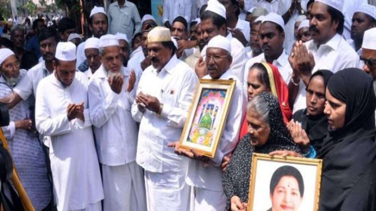 மருத்துவமனையில் ஜெயலலிதா அனுமதிக்கப்பட்டு ஓராண்டு நிறைவு..! ஓராண்டில் நடந்த மாற்றங்களும் காமெடிகளும்..! மருத்துவமனையில் ஜெயலலிதா அனுமதிக்கப்பட்டு ஓராண்டு நிறைவு..! ஓராண்டில் நடந்த மாற்றங்களும் காமெடிகளும்..!