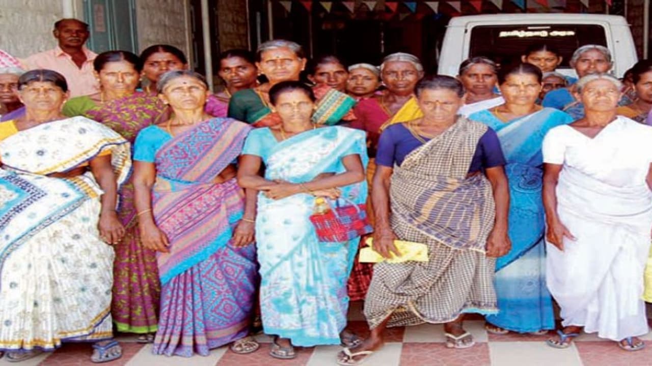 ஆறு மாதங்களாக சம்பளம் தராததால் சாப்பாட்டுக்கு கூட வழியில்லாமல் தவிக்கும் தொழிலாளர்கள்… ஆறு மாதங்களாக சம்பளம் தராததால் சாப்பாட்டுக்கு கூட வழியில்லாமல் தவிக்கும் தொழிலாளர்கள்…