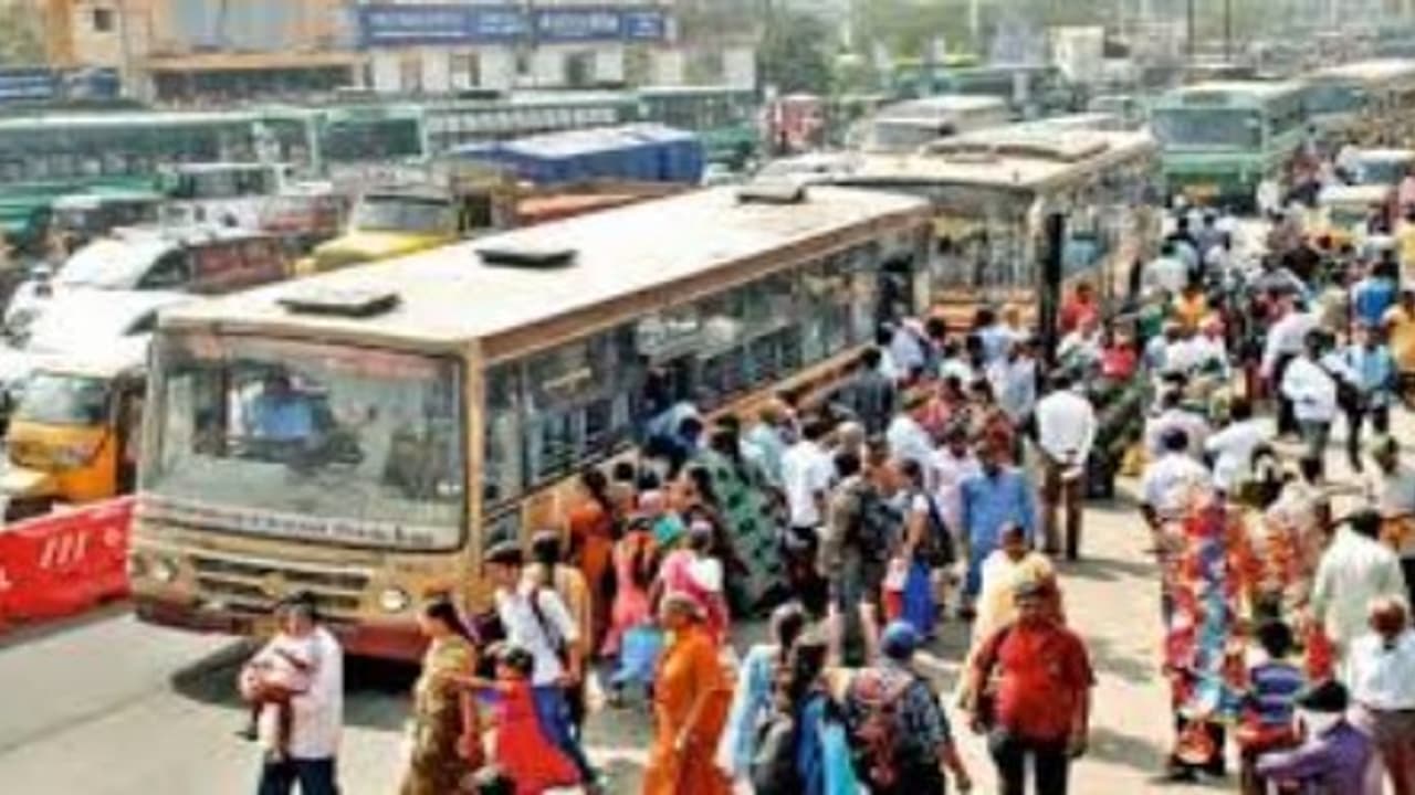 இரண்டாவது நாளாக தொடரும் போராட்டம்….போக்குவரத்து முடங்கியதால் பயணிகள் அவதி… இரண்டாவது நாளாக தொடரும் போராட்டம்….போக்குவரத்து முடங்கியதால் பயணிகள் அவதி…