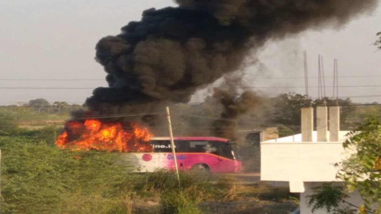 40 பயணிகளுடன் சென்ற ஏ.சி. பஸ் தீப்பிடித்து எரிந்த காட்சி 40 பயணிகளுடன் சென்ற ஏ.சி. பஸ் தீப்பிடித்து எரிந்த காட்சி