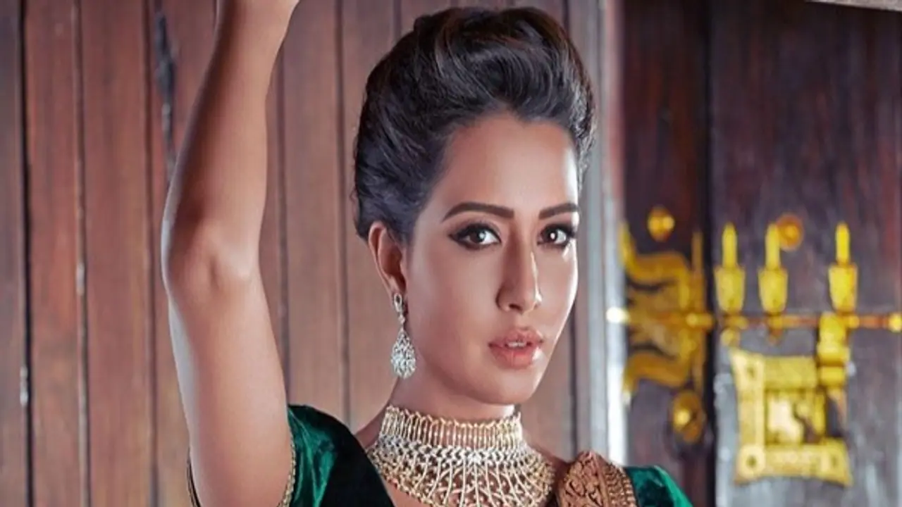 வேண்டான்னு விலகி போனாலும் விடாமல் உதட்டில் முத்தம் கொடுத்த பிக்பாஸ் ரைசா! வைரலாகி வரும் வீடியோ காட்சி! வேண்டான்னு விலகி போனாலும் விடாமல் உதட்டில் முத்தம் கொடுத்த பிக்பாஸ் ரைசா! வைரலாகி வரும் வீடியோ காட்சி!