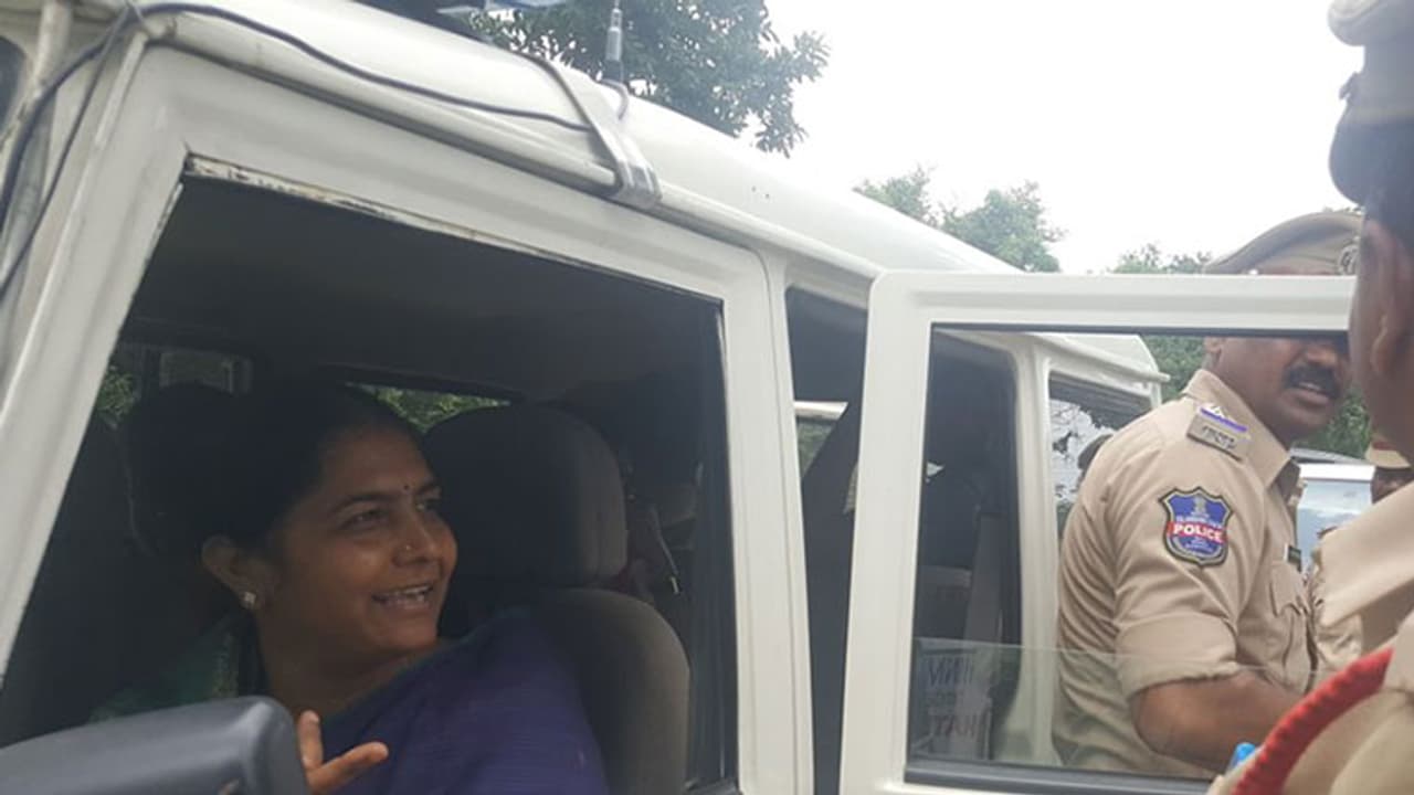 తెలంగాణ సునీతమ్మను ఫారెస్టులో అరెస్టు చేశారు తెలంగాణ సునీతమ్మను ఫారెస్టులో అరెస్టు చేశారు