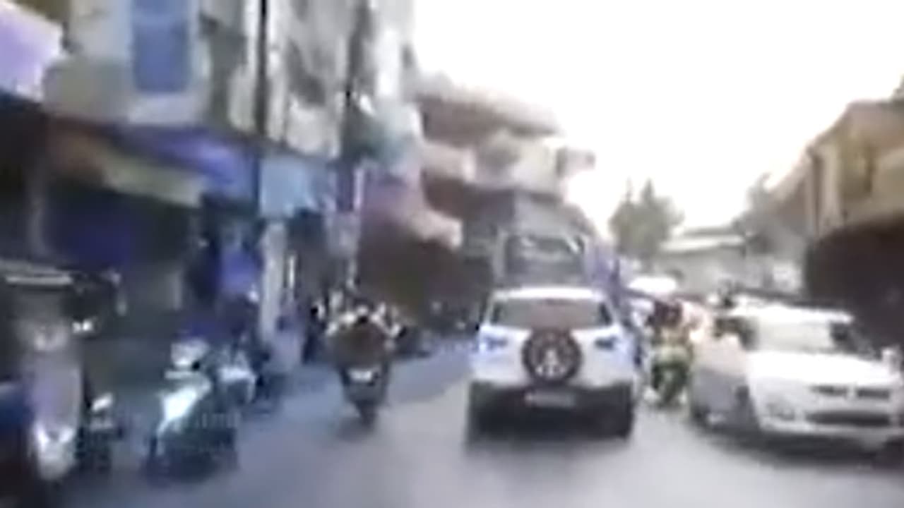 ആംബുലന്സിന്റെ വഴിതടഞ്ഞ വാഹന ഉടമയുടെ ലൈസന്സ് റദ്ദാക്കി ആംബുലന്സിന്റെ വഴിതടഞ്ഞ വാഹന ഉടമയുടെ ലൈസന്സ് റദ്ദാക്കി