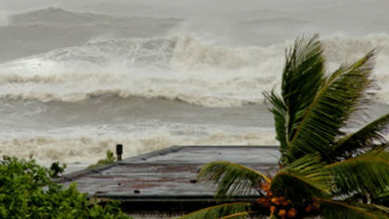 കലിതുള്ളി കാലവർഷം: മധ്യകേരളത്തിൽ വ്യാപകനാശം കലിതുള്ളി കാലവർഷം: മധ്യകേരളത്തിൽ വ്യാപകനാശം