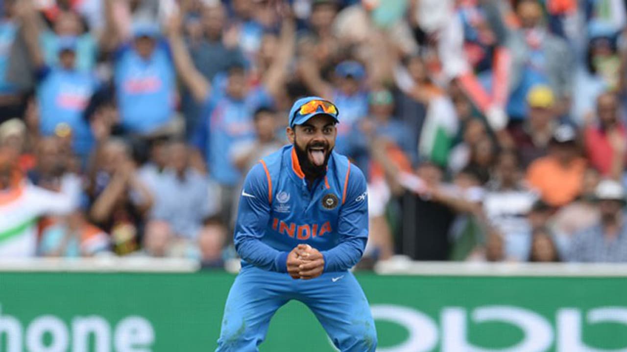 മിതാലിയെ അഭിനന്ദിച്ച കോലിക്ക് പറ്റിയ കൈയബദ്ധം മിതാലിയെ അഭിനന്ദിച്ച കോലിക്ക് പറ്റിയ കൈയബദ്ധം