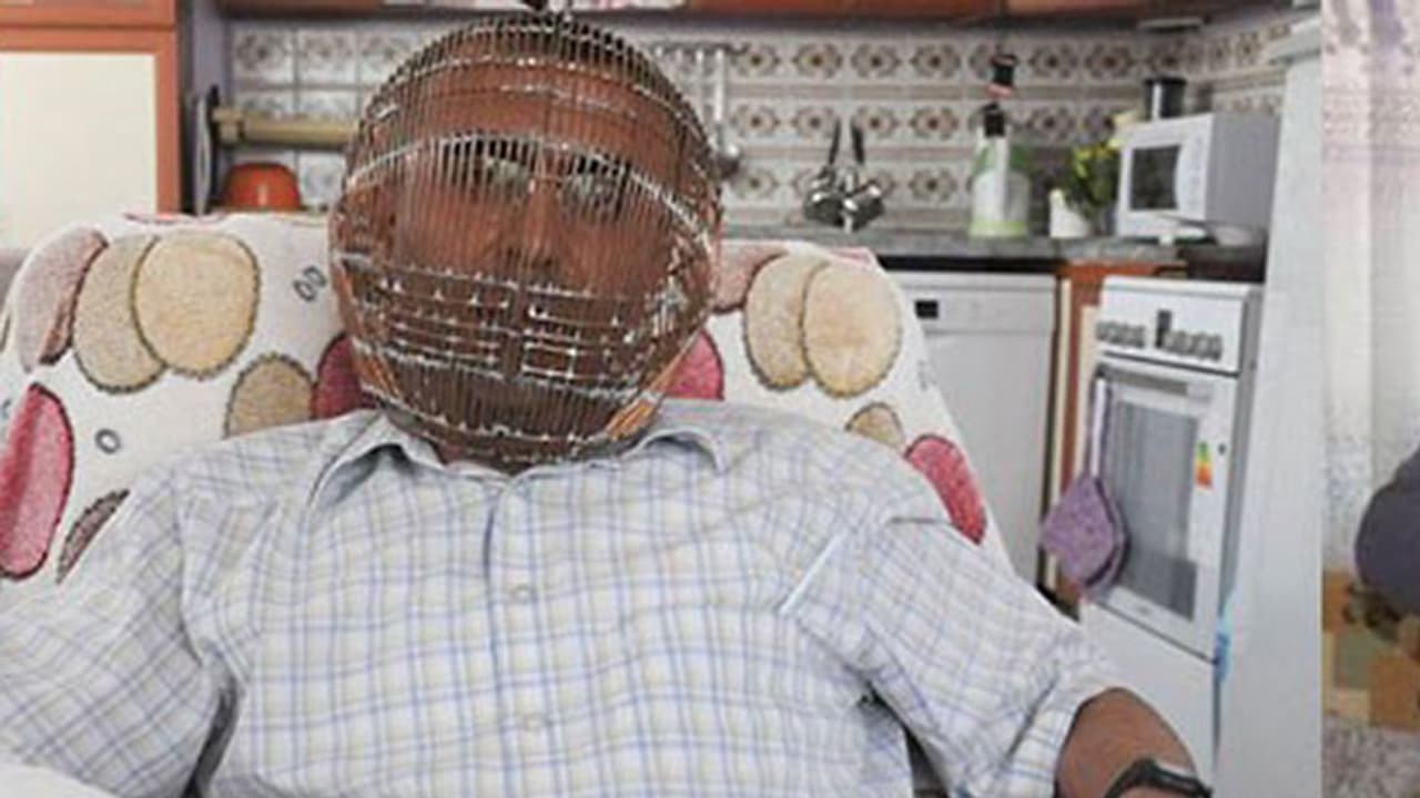 ഭര്ത്താവിന്റെ തല ഇരുമ്പ് കൂട്ടിനുള്ളിലാക്കി താക്കോലിട്ട് പൂട്ടി; വിചിത്രമായ സംഭവത്തിന് പിന്നില് ഭര്ത്താവിന്റെ തല ഇരുമ്പ് കൂട്ടിനുള്ളിലാക്കി താക്കോലിട്ട് പൂട്ടി; വിചിത്രമായ സംഭവത്തിന് പിന്നില്