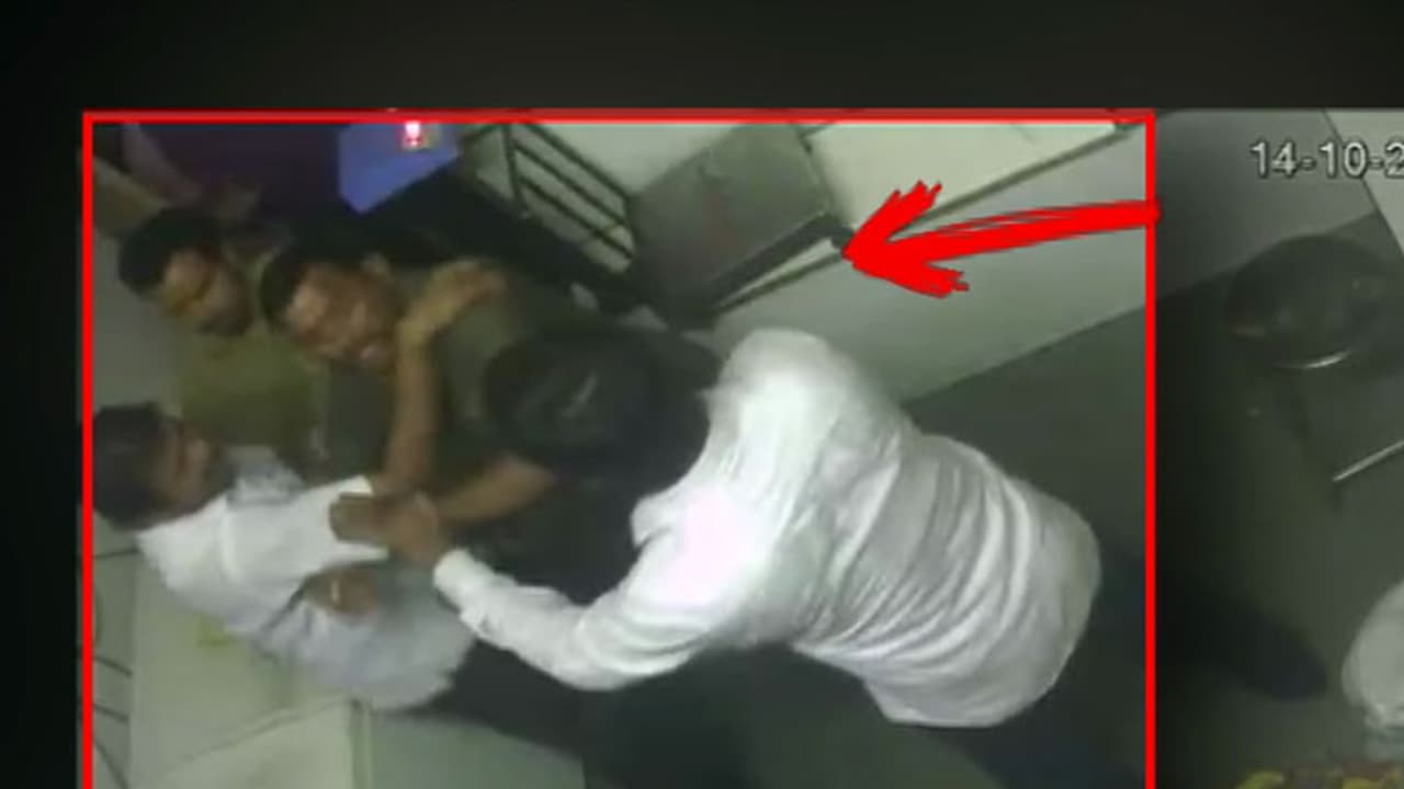 ಹೊಟೇಲ್ ಮುಂದೆ ಬೈಕ್ ಪಾರ್ಕಿಂಗ್ ಮಾಡಿದ್ದ ಹೋಟೆಲ್ ಮ್ಯಾನೇಜರ್'ಗೇ ಹಿಗ್ಗಾಮುಗ್ಗಾ ಥಳಿಸಿದ ಆಟೋ ಚಾಲಕರು ಹೊಟೇಲ್ ಮುಂದೆ ಬೈಕ್ ಪಾರ್ಕಿಂಗ್ ಮಾಡಿದ್ದ ಹೋಟೆಲ್ ಮ್ಯಾನೇಜರ್'ಗೇ ಹಿಗ್ಗಾಮುಗ್ಗಾ ಥಳಿಸಿದ ಆಟೋ ಚಾಲಕರು