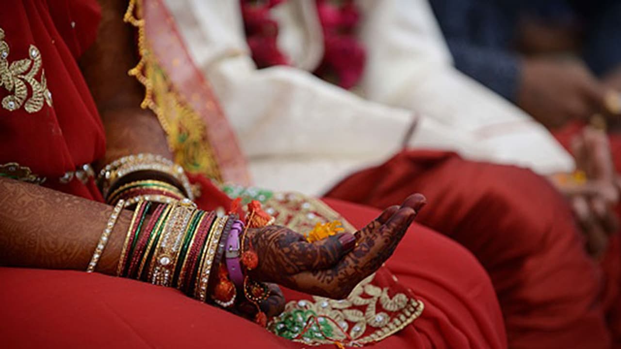 నా కూతురికి పెళ్లి ఎలా చేయాలి..? ఓ తండ్రి ఆవేదన నా కూతురికి పెళ్లి ఎలా చేయాలి..? ఓ తండ్రి ఆవేదన