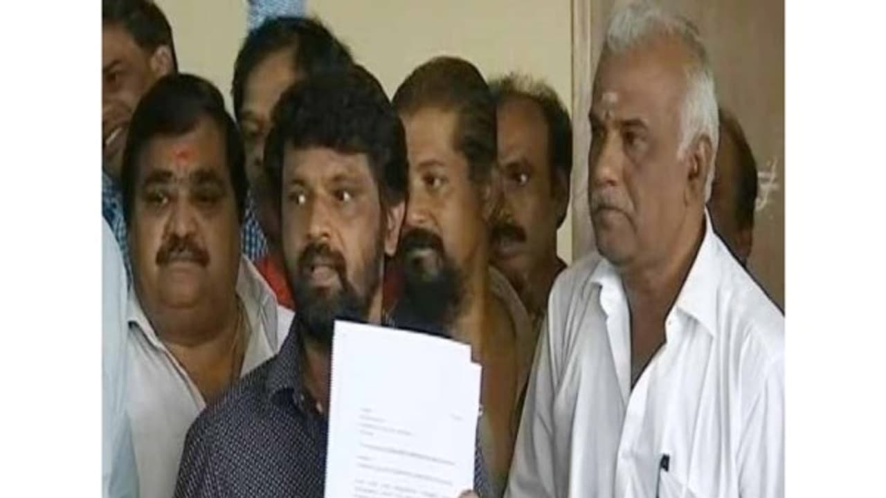 இயக்குநர் சேரன் 2 வது நாளாக உள்ளிருப்பு போராட்டம்! சேரனுக்கு பெருகும் ஆதரவு! இயக்குநர் சேரன் 2 வது நாளாக உள்ளிருப்பு போராட்டம்! சேரனுக்கு பெருகும் ஆதரவு!