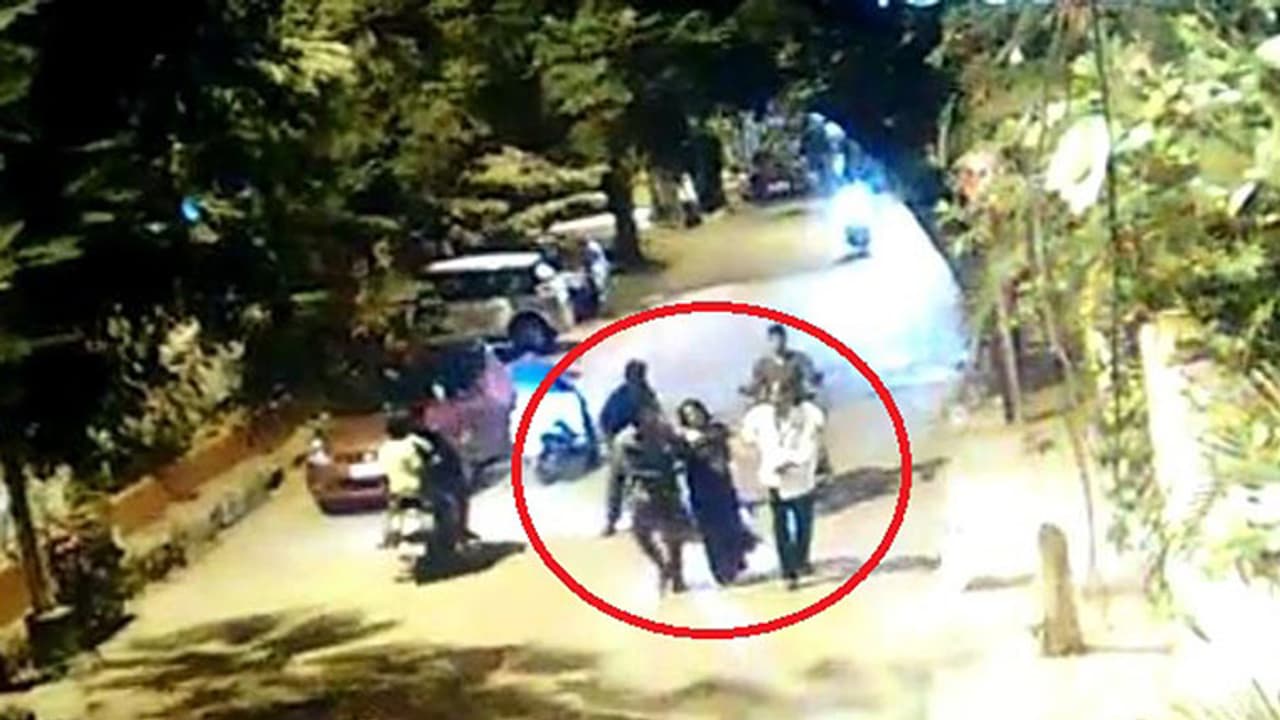 ఎఫైర్: దూరం పెట్టాడని ప్రియుడికి షాకిచ్చిన లవర్, చివరికిలా... ఎఫైర్: దూరం పెట్టాడని ప్రియుడికి షాకిచ్చిన లవర్, చివరికిలా...